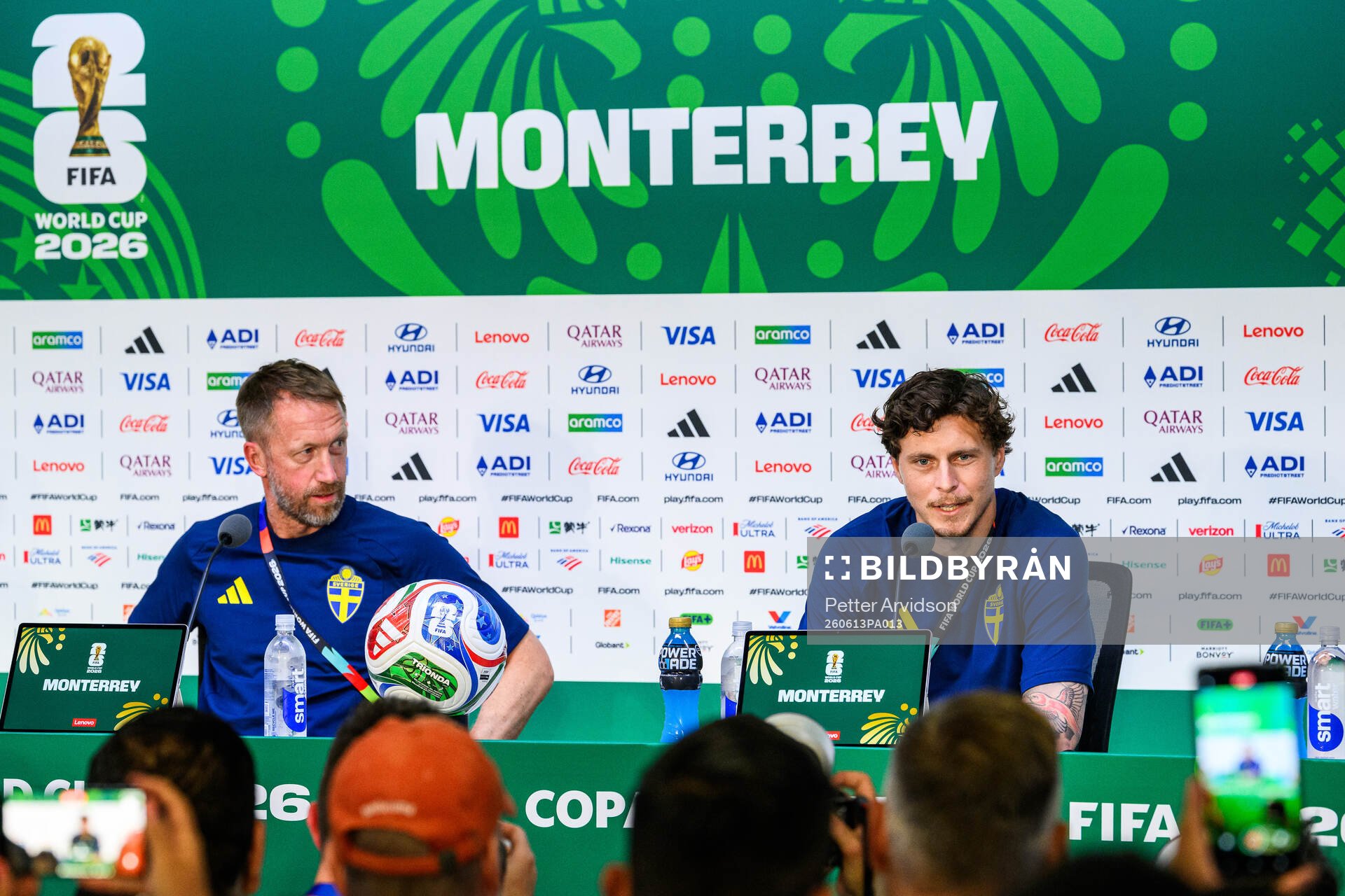 Head coach Graham Potter and Victor Nilsson Lindelöf of