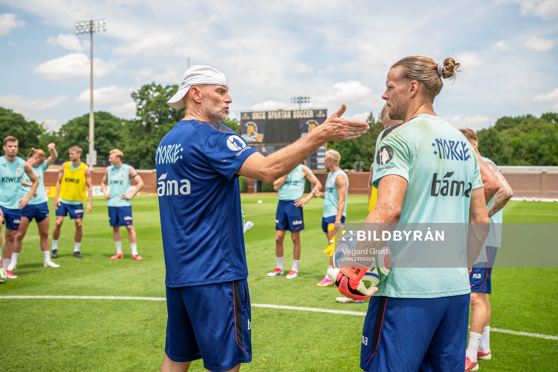 Head coach Ståle Solbakken and goalkeeper Ørjan Håskjold