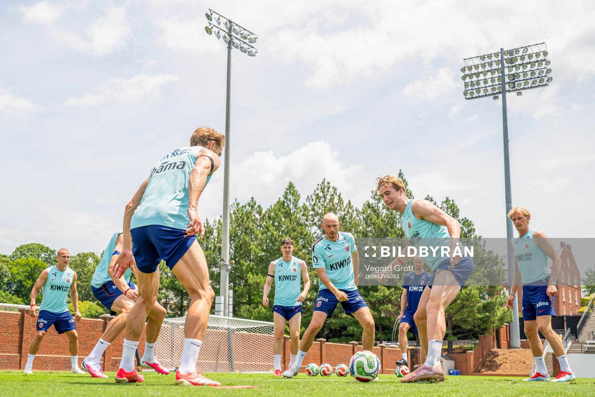 Fredrik Aursnes, Kristian Thorstvedt and players of the