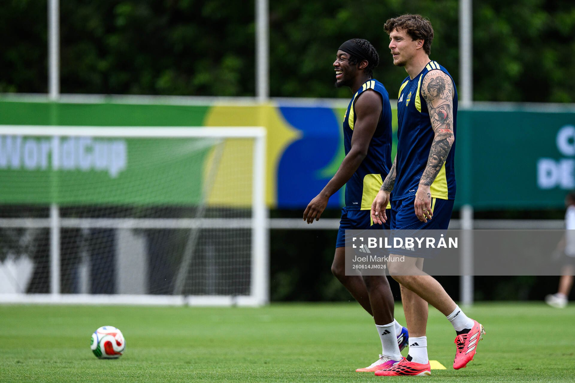 Anthony Elanga and Victor Nilsson Lindelöf of the Swedish