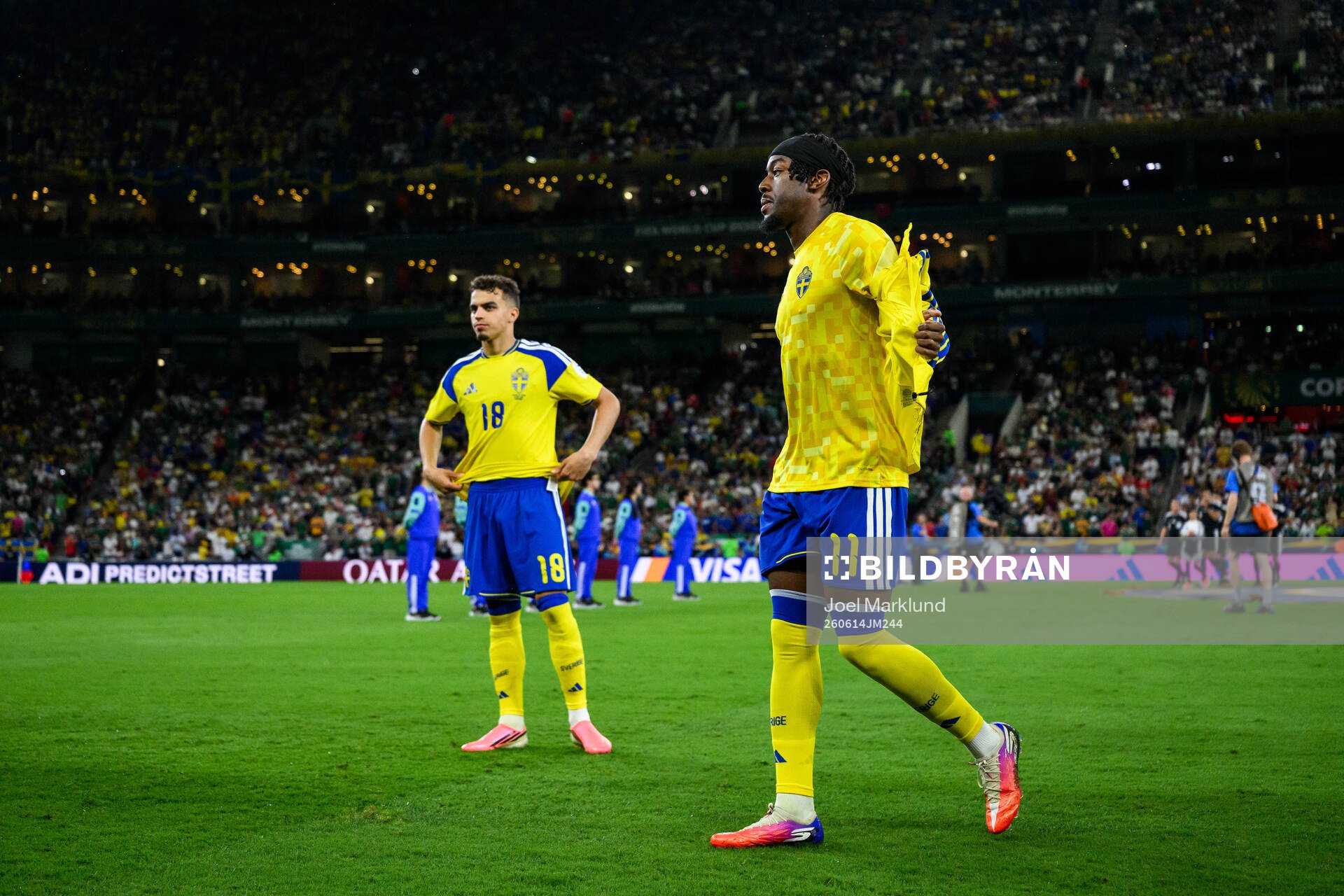 Yasin Ayari and Anthony Elanga of Sweden