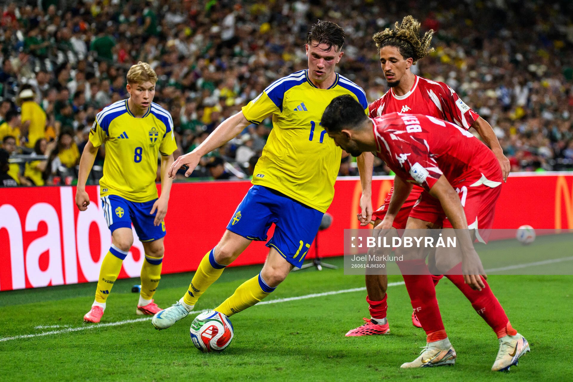 Daniel Svensson and Viktor Gyökeres of Sweden against