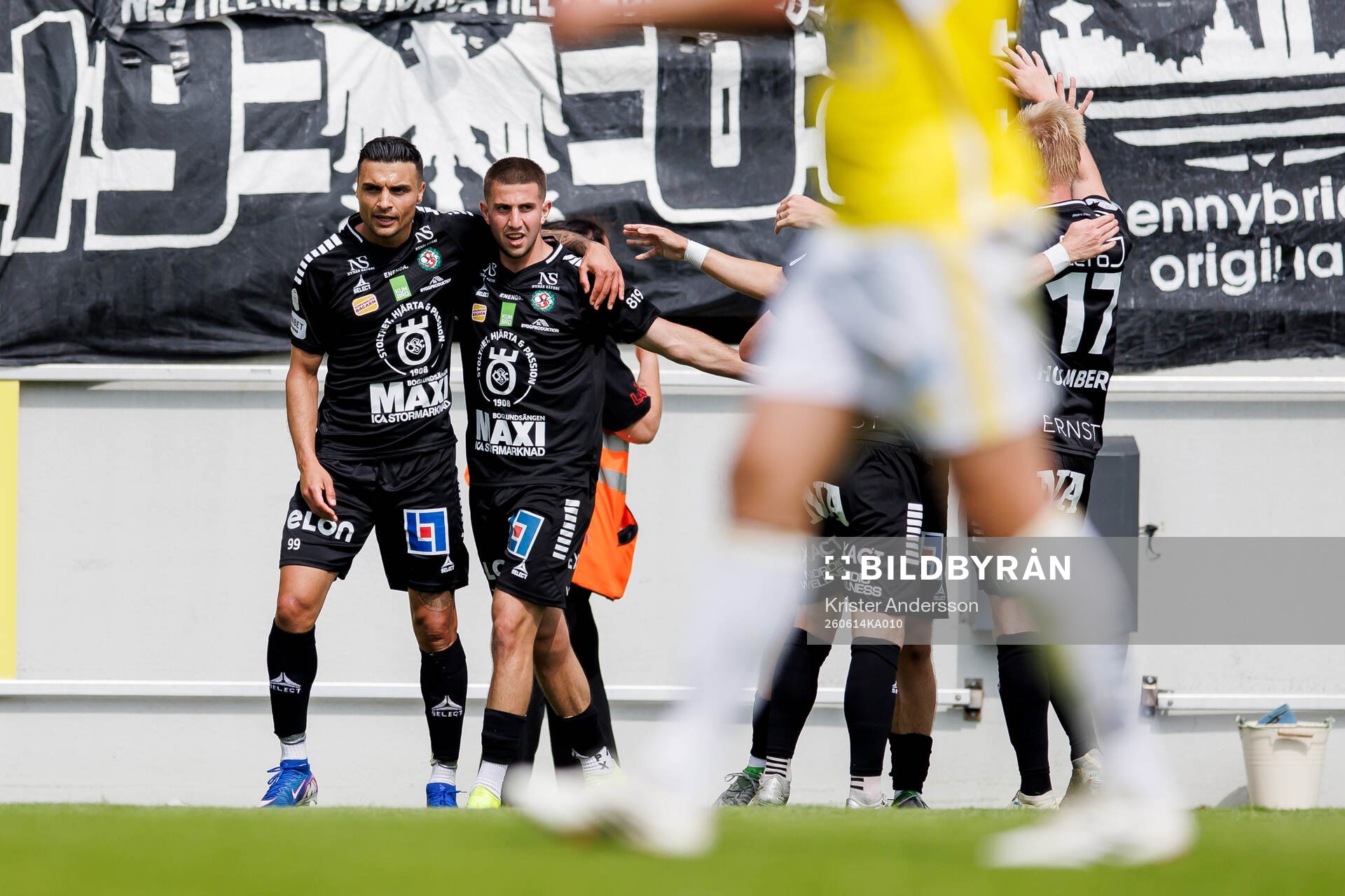 Örebros Ahmed Yasin jublar med Giuseppe Bovalina