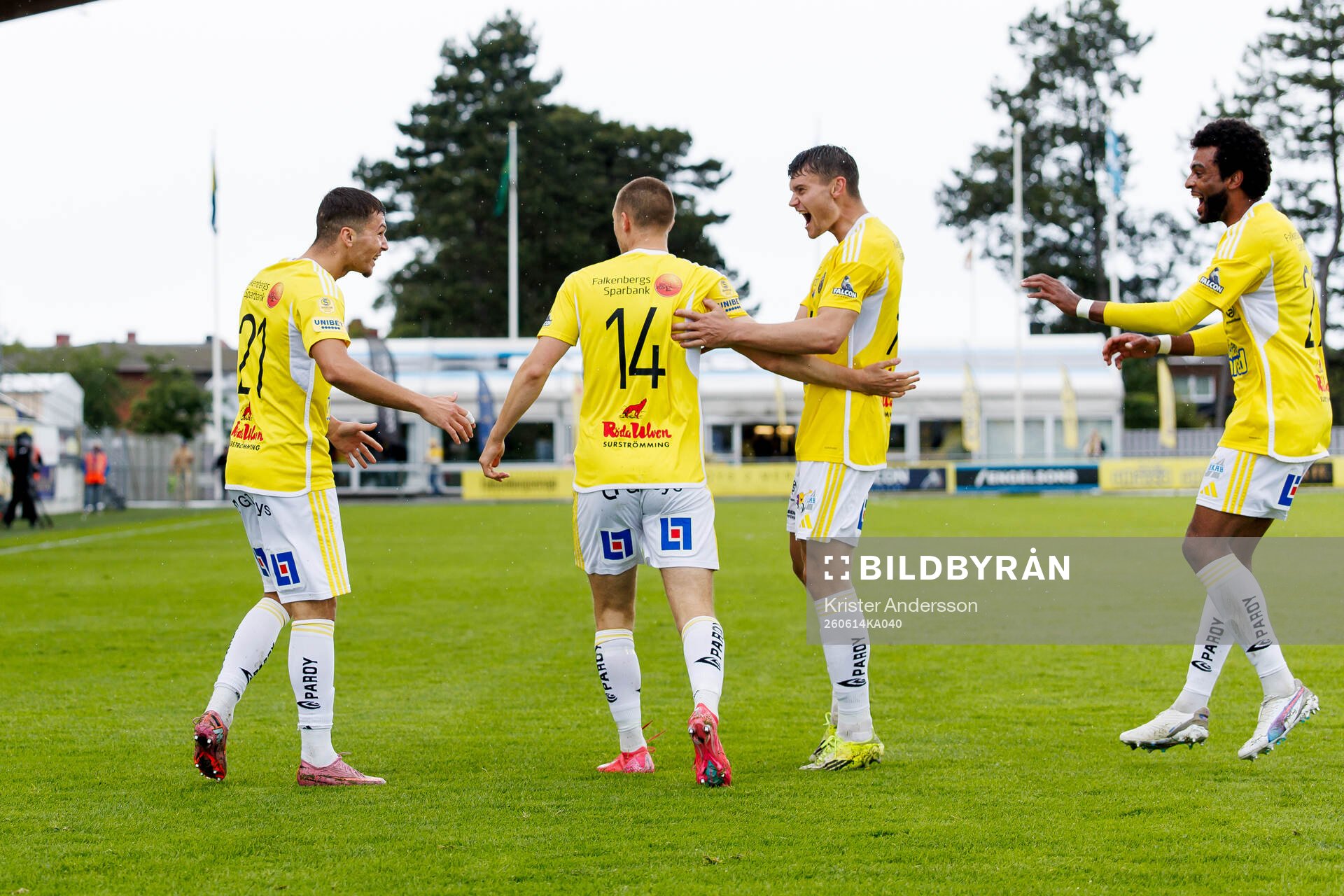 Falkenbergs Lion Beqiri jublar med laget