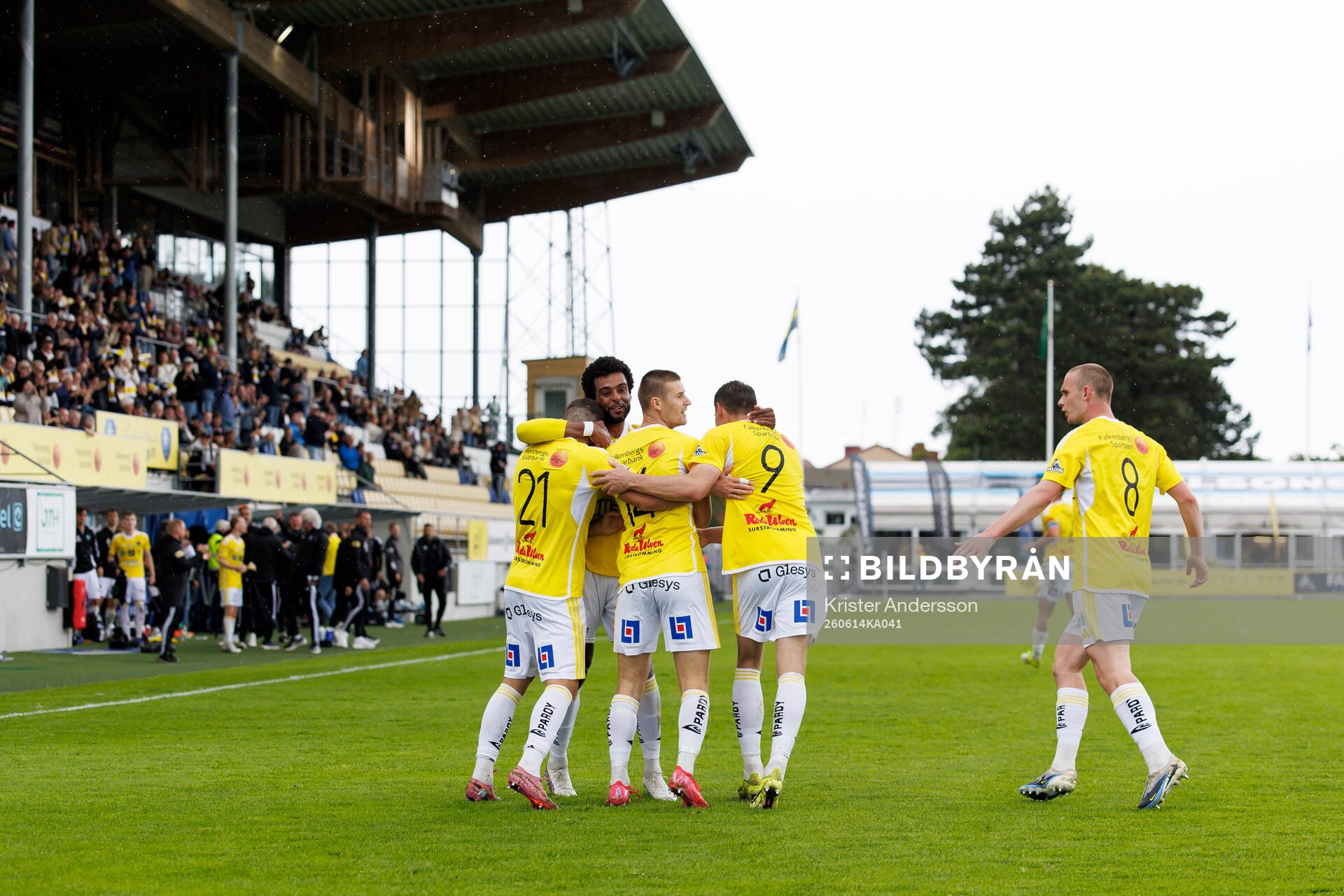 Falkenbergs Lion Beqiri jublar med laget