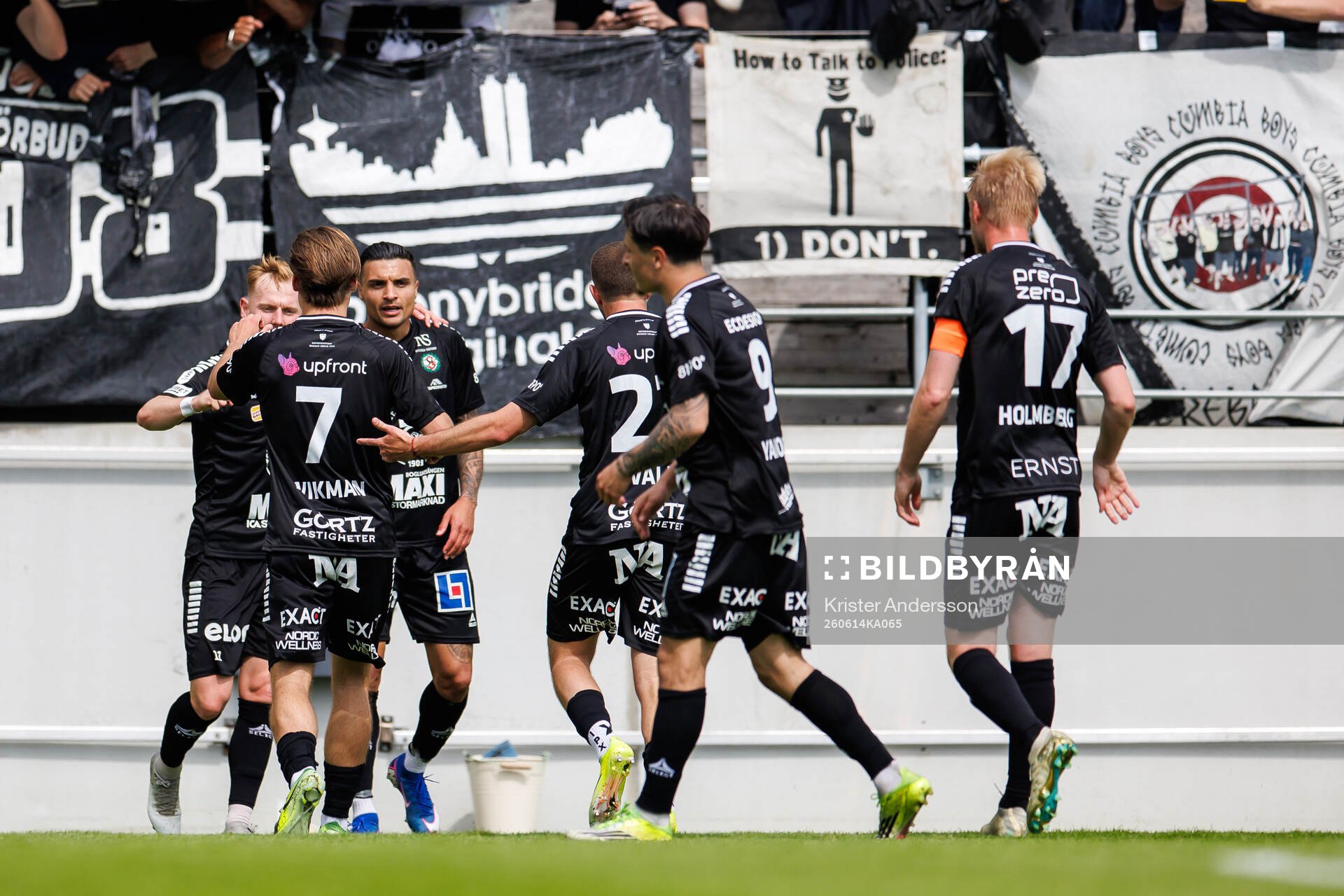 Örebros spelare jublar