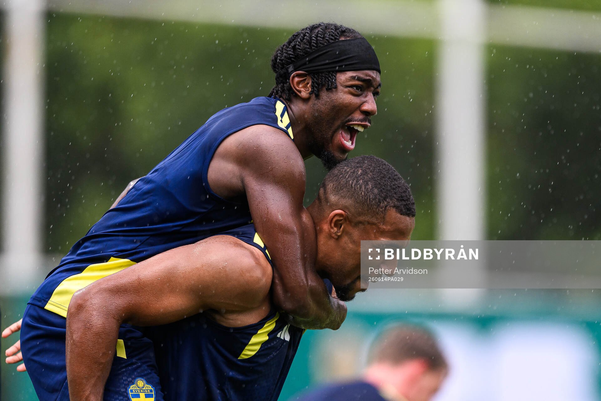 Anthony Elanga and Isak Hien of the Swedish national
