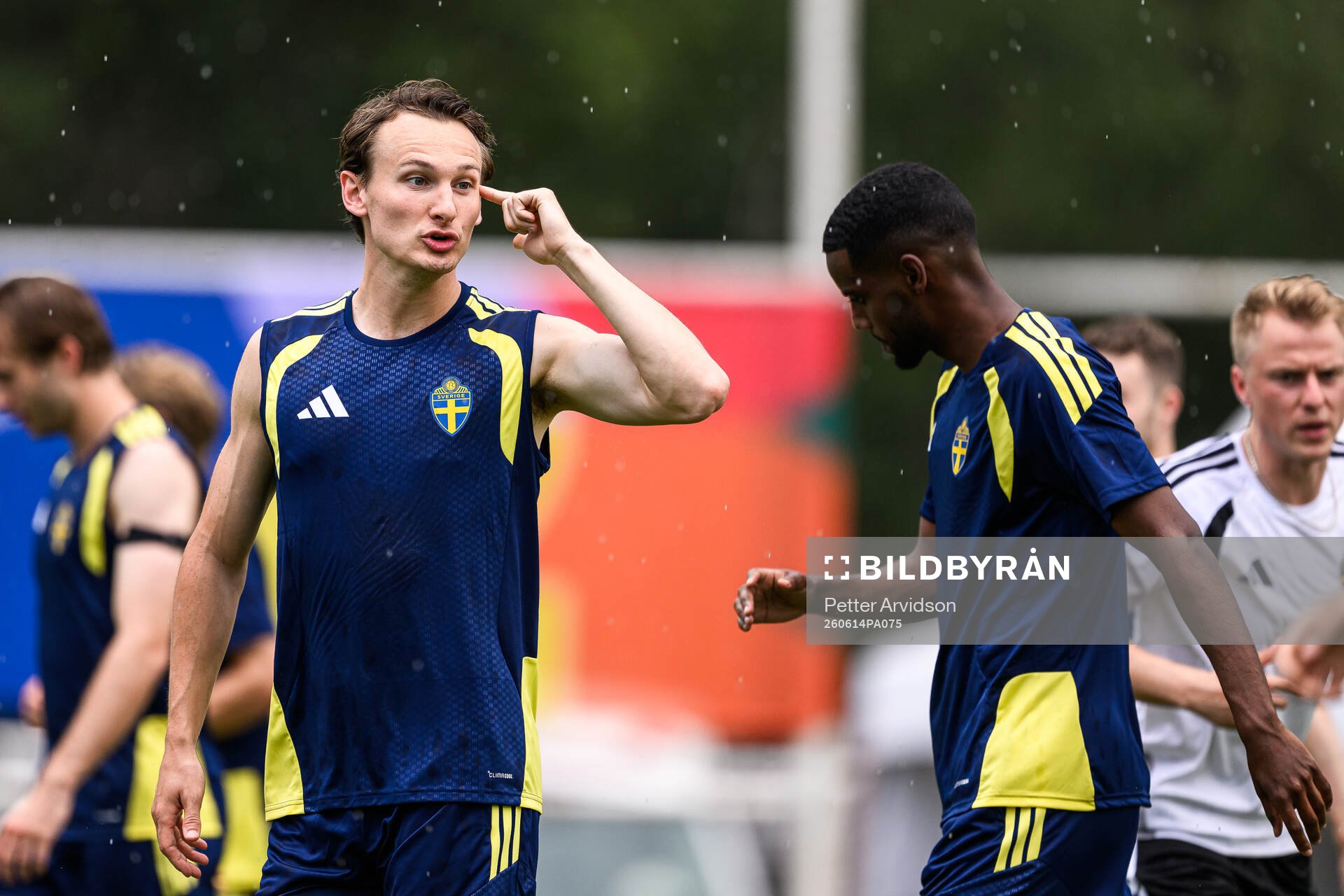 Hjalmar Ekdal and Alexander Isak of the Swedish national