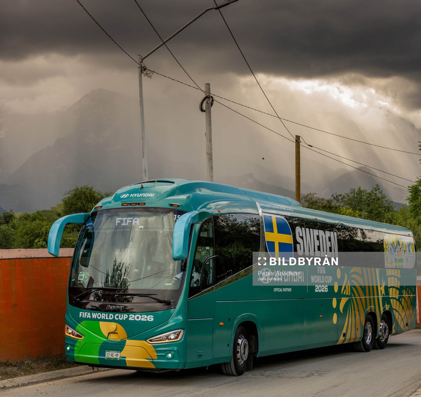The Swedish national football team's bus arrives