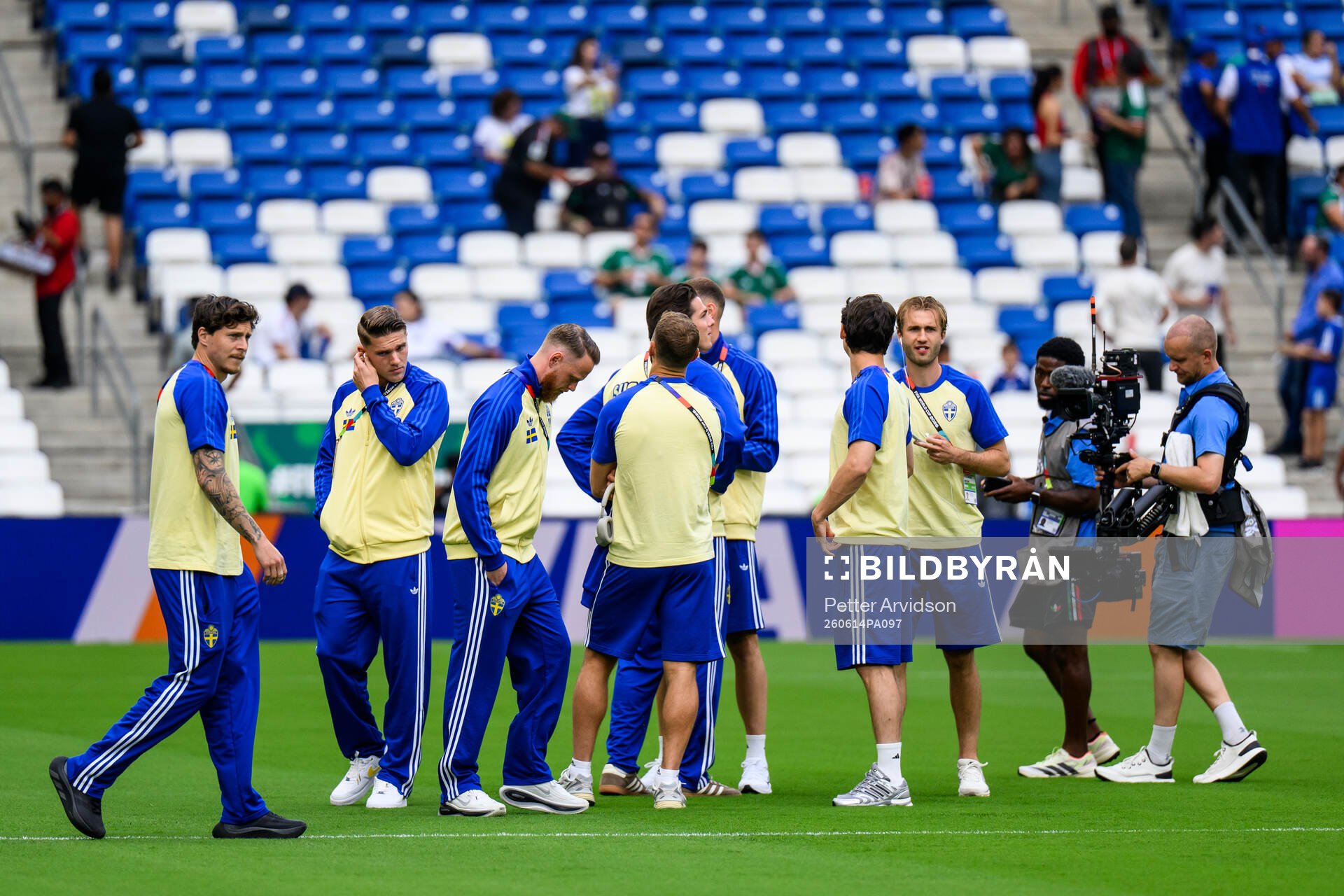 Victor Nilsson Lindelöf and Viktor Gyökeres inspect the
