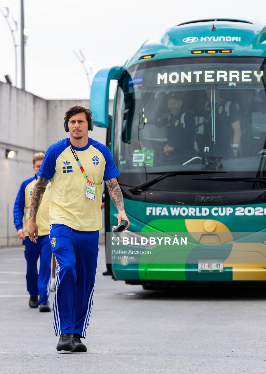 Victor Nilsson Lindelöf of Sweden arrives at Estadio