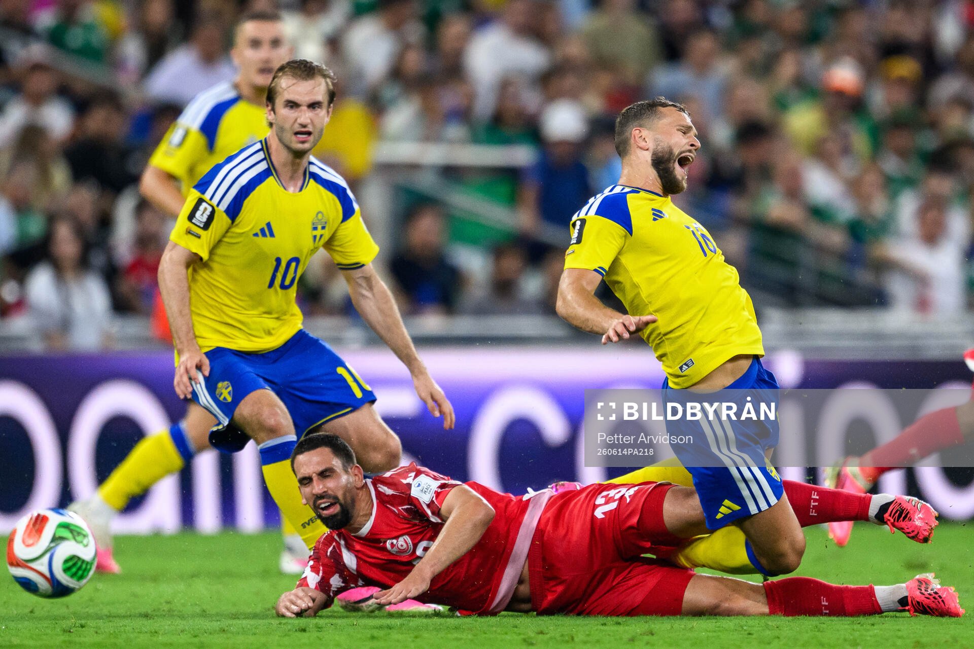 Rani Khedira of Tunisia and Jesper Karlström of Sweden