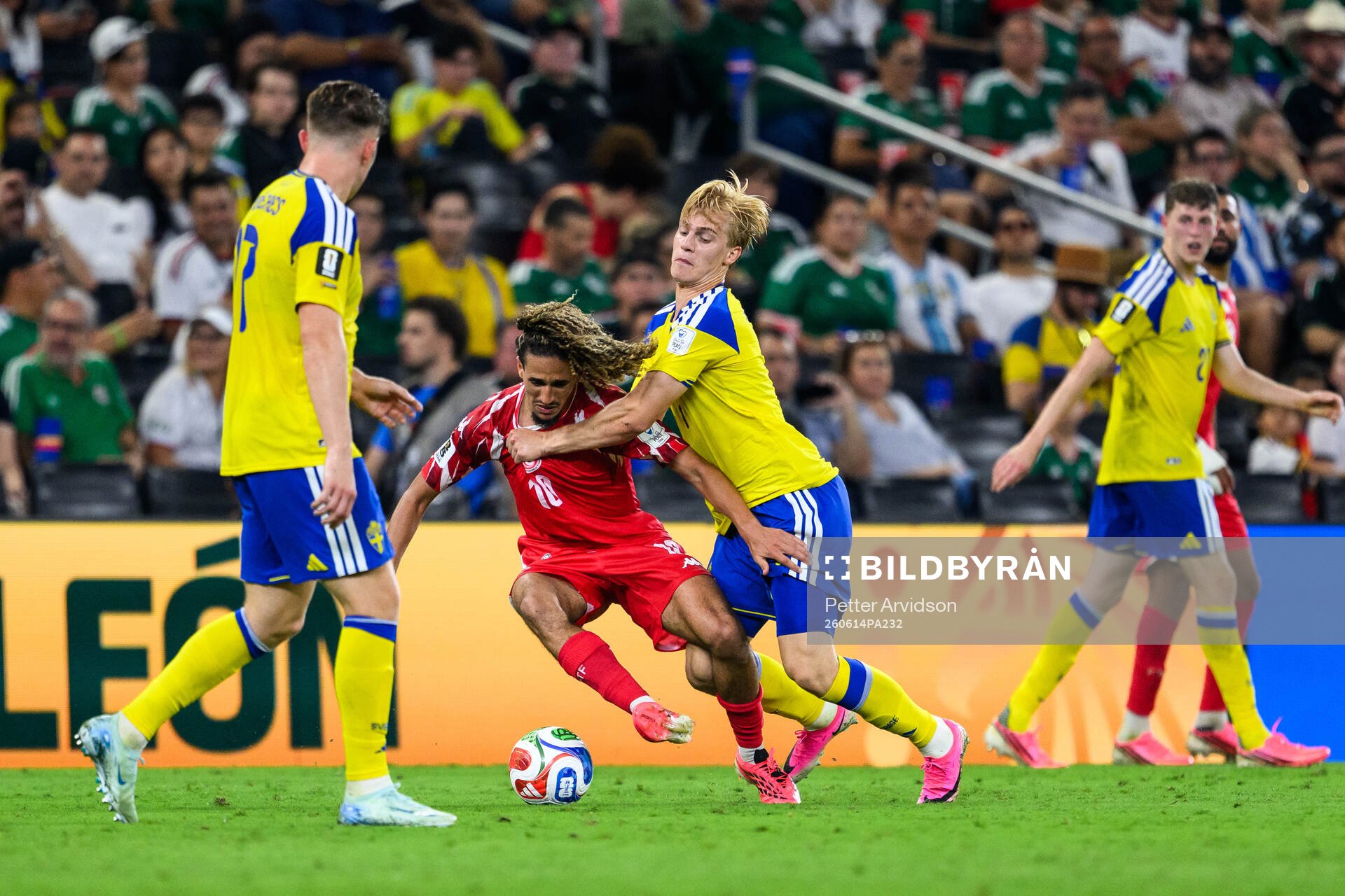 Hannibal Mejbri of Tunisia and Lucas Bergvall of Sweden