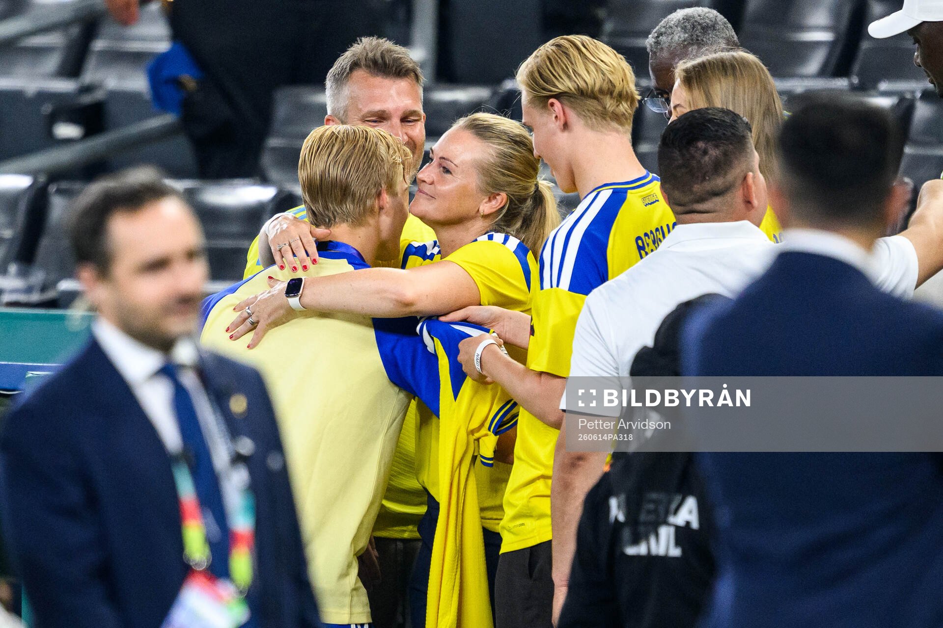 Lucas Bergvall of Sweden with his mother