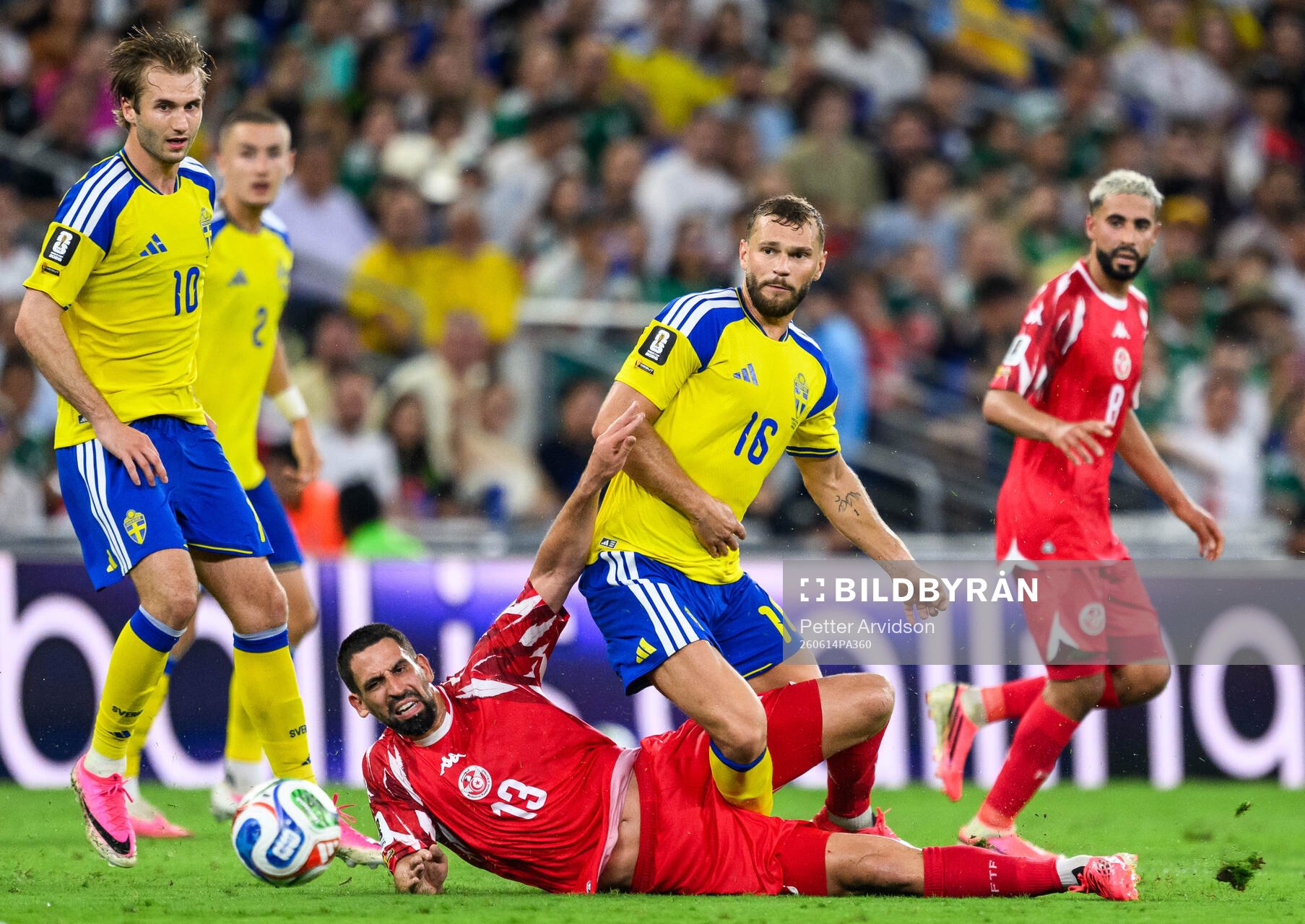Rani Khedira of Tunisia and Jesper Karlström of Sweden