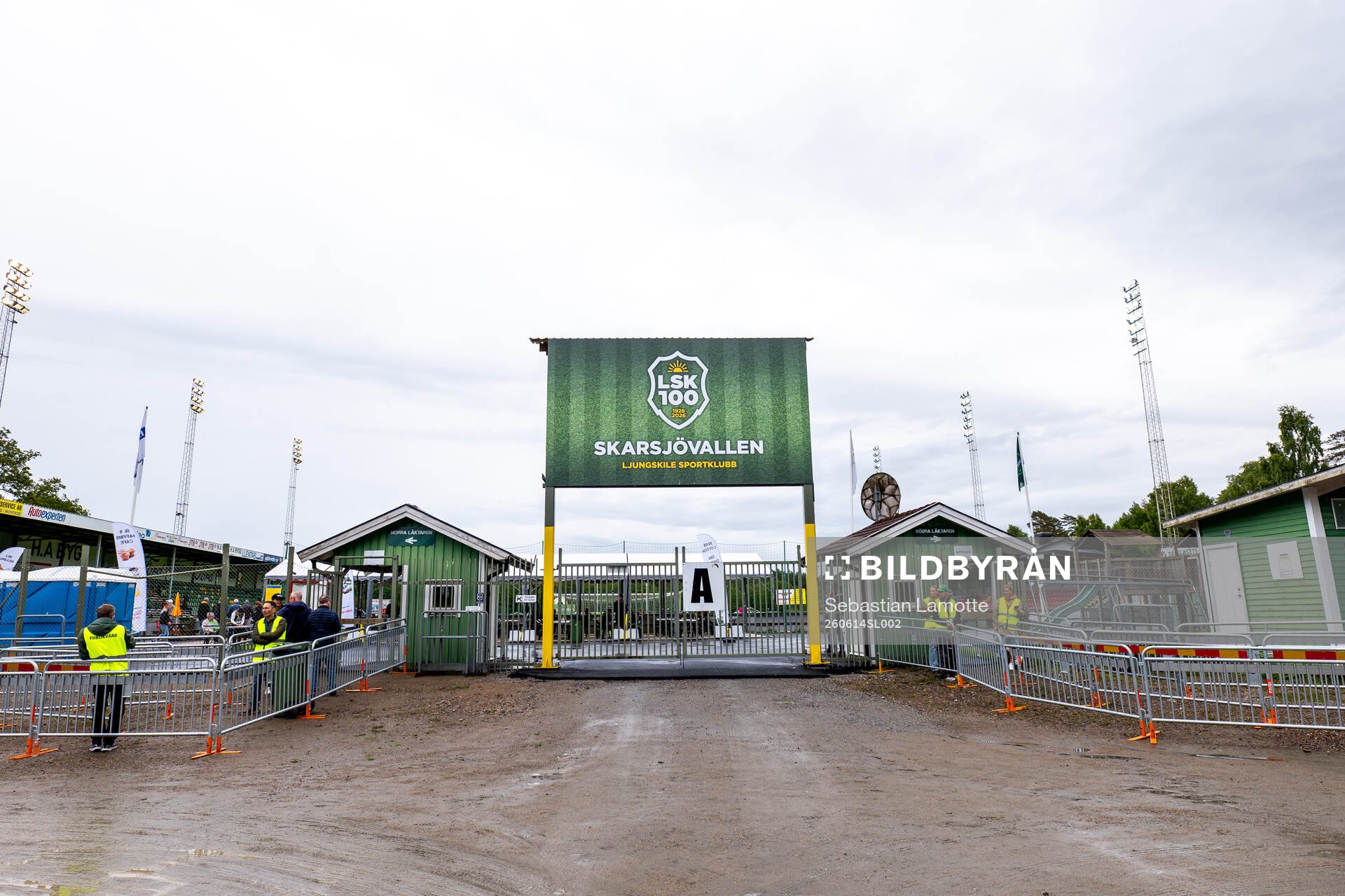 Vy över Skarsjövallens entre  innan fotbollsmatchen i