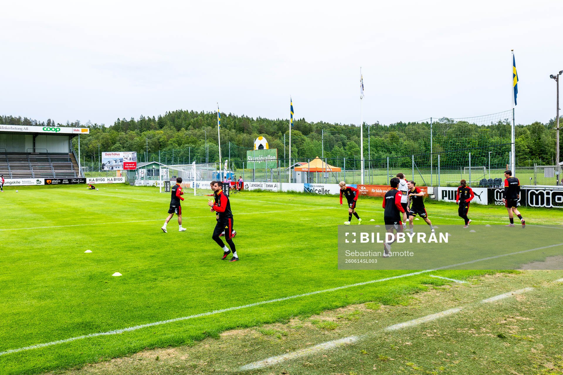 Östersunds spelare värmer upp innan fotbollsmatchen i