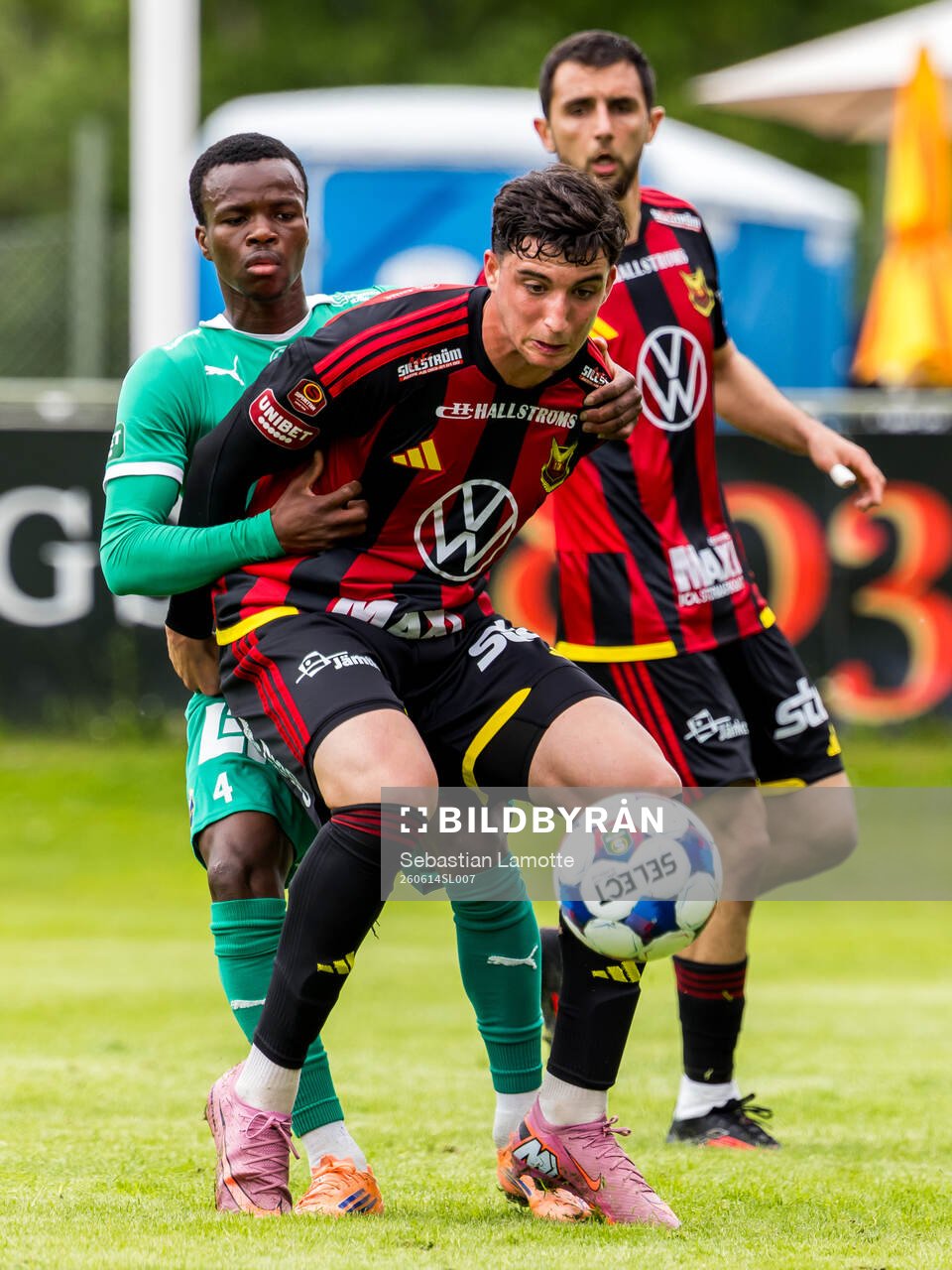 Ljungskiles Issaka Seidu och Östersunds Mario Palomino