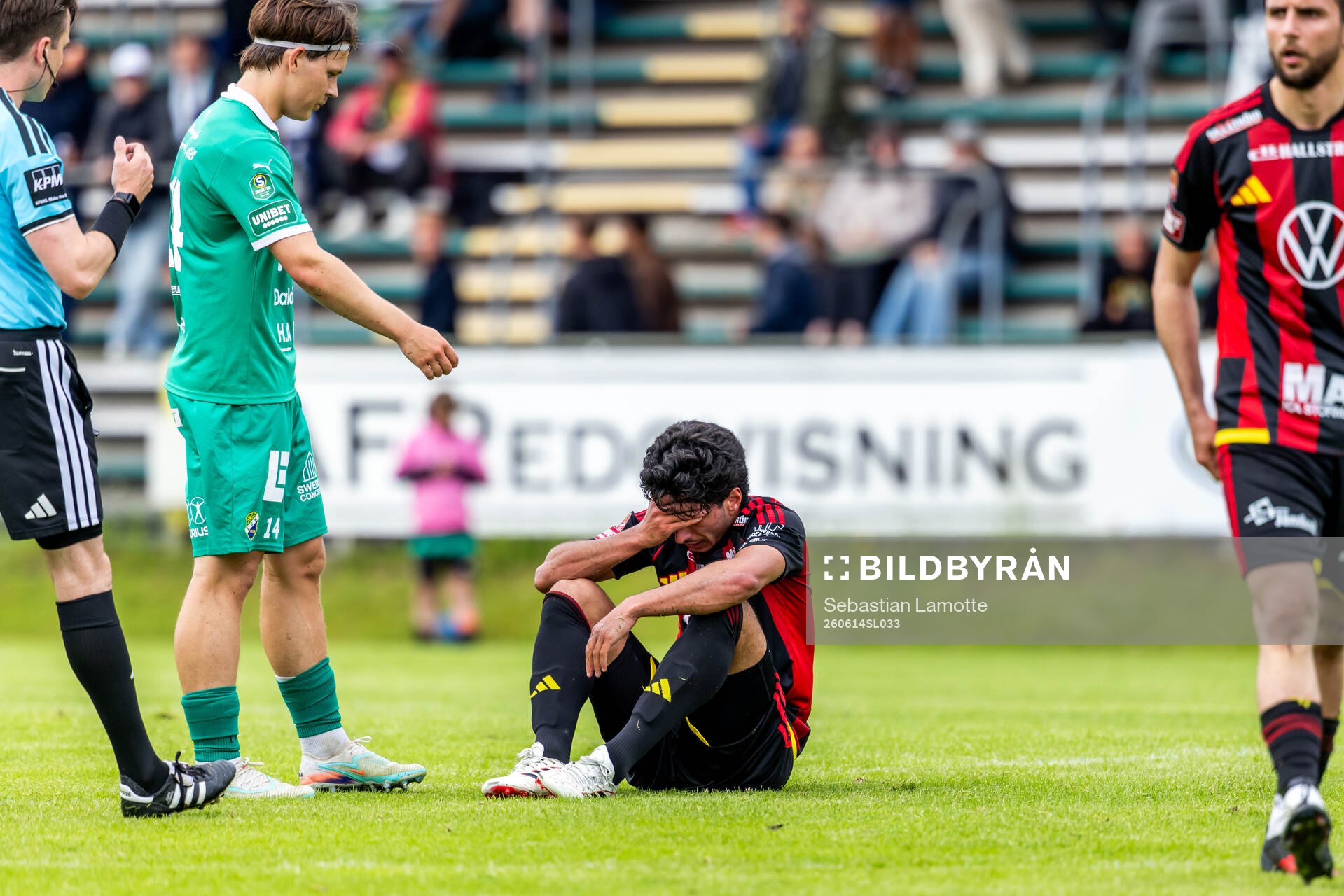 Östersunds Abdulla Abodi Qasem sittandes på planen