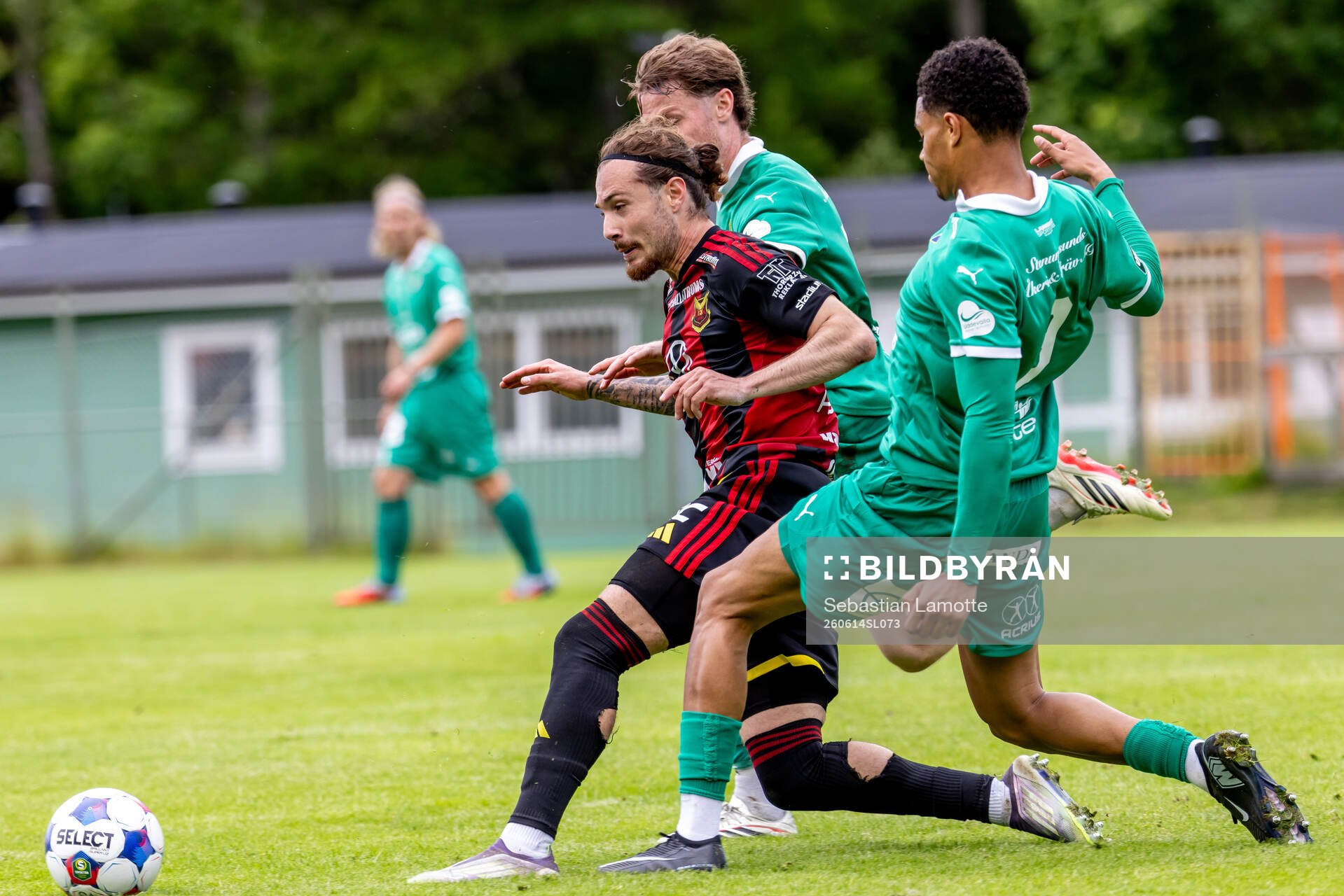Östersunds Hugo Azzi och Ljungskiles Alex Rasheed