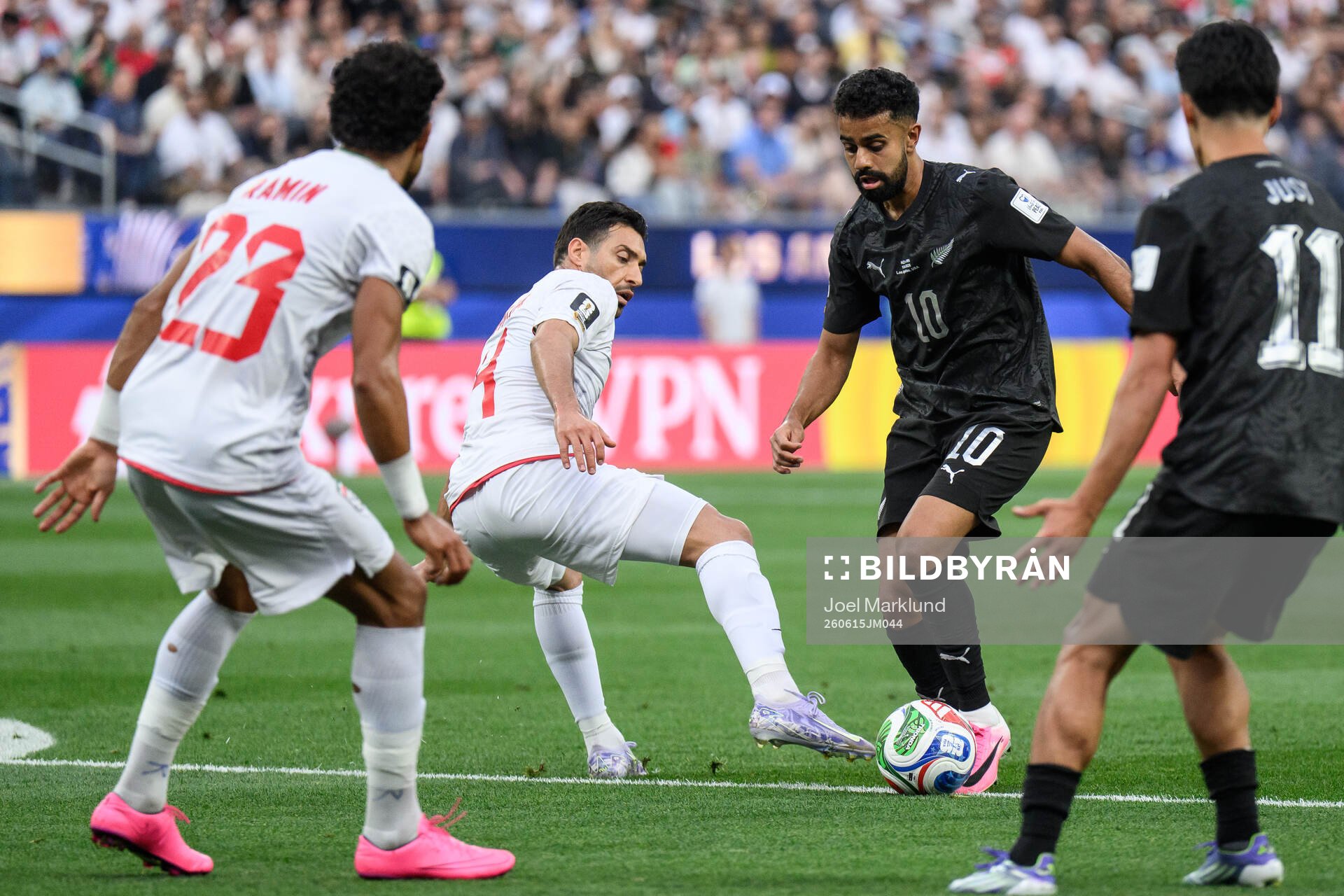 Shoja Khalilzadeh of Iran and Sarpreet Singh of New Zealand