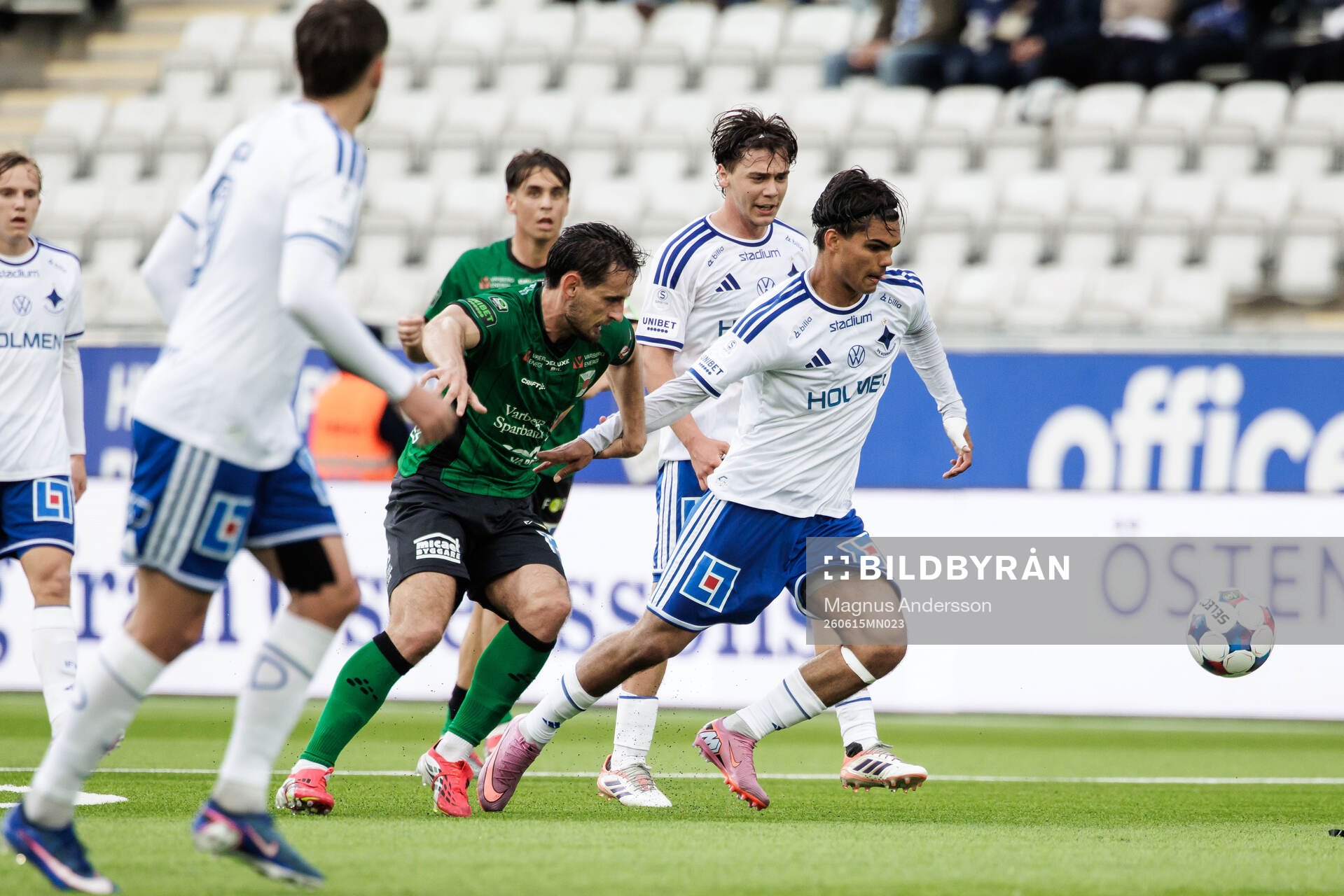 Varbergs Erion Sadiku och IFK Norrköpings Noel Sernelius