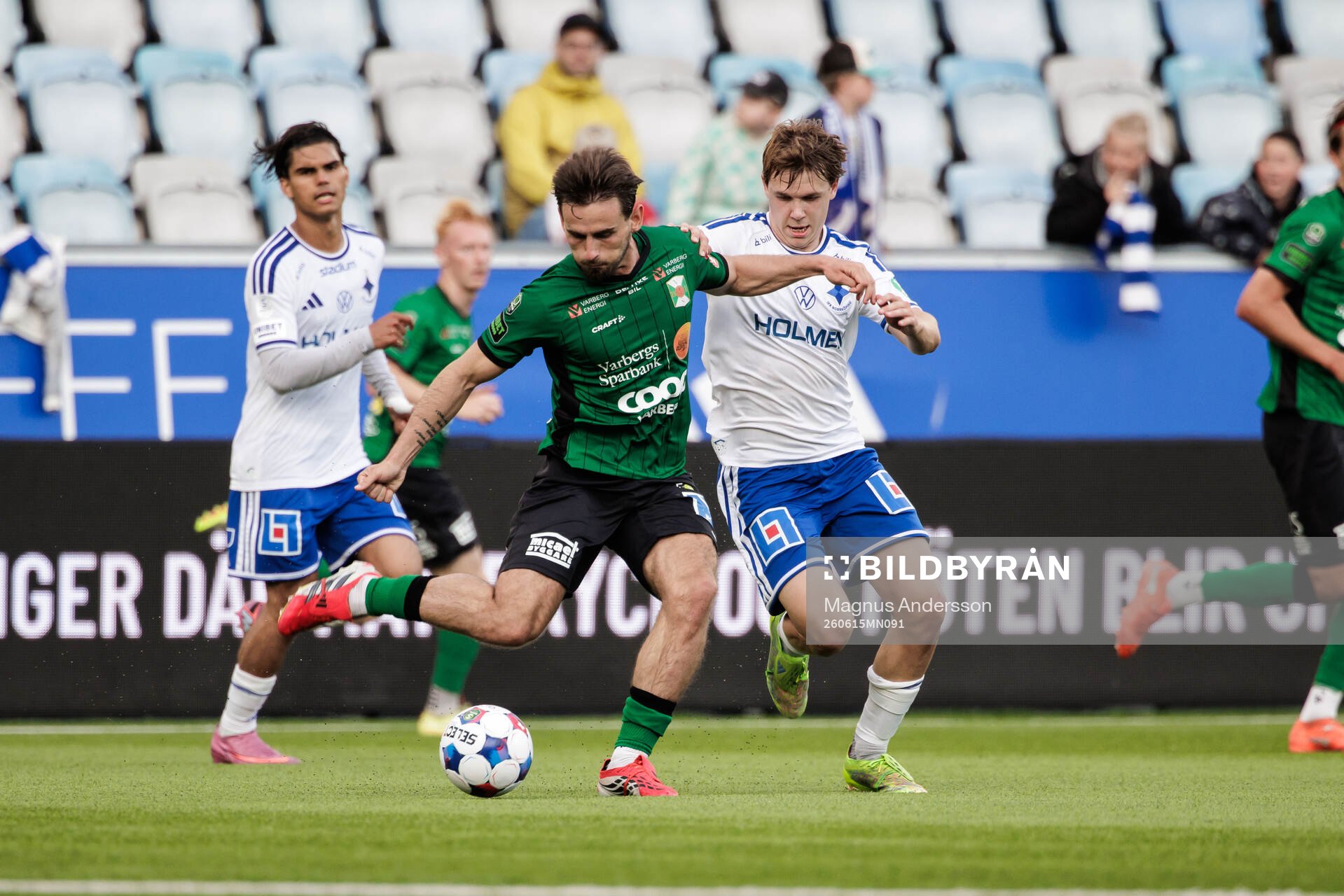 Varbergs Erion Sadiku och IFK Norrköpings Noel Sernelius