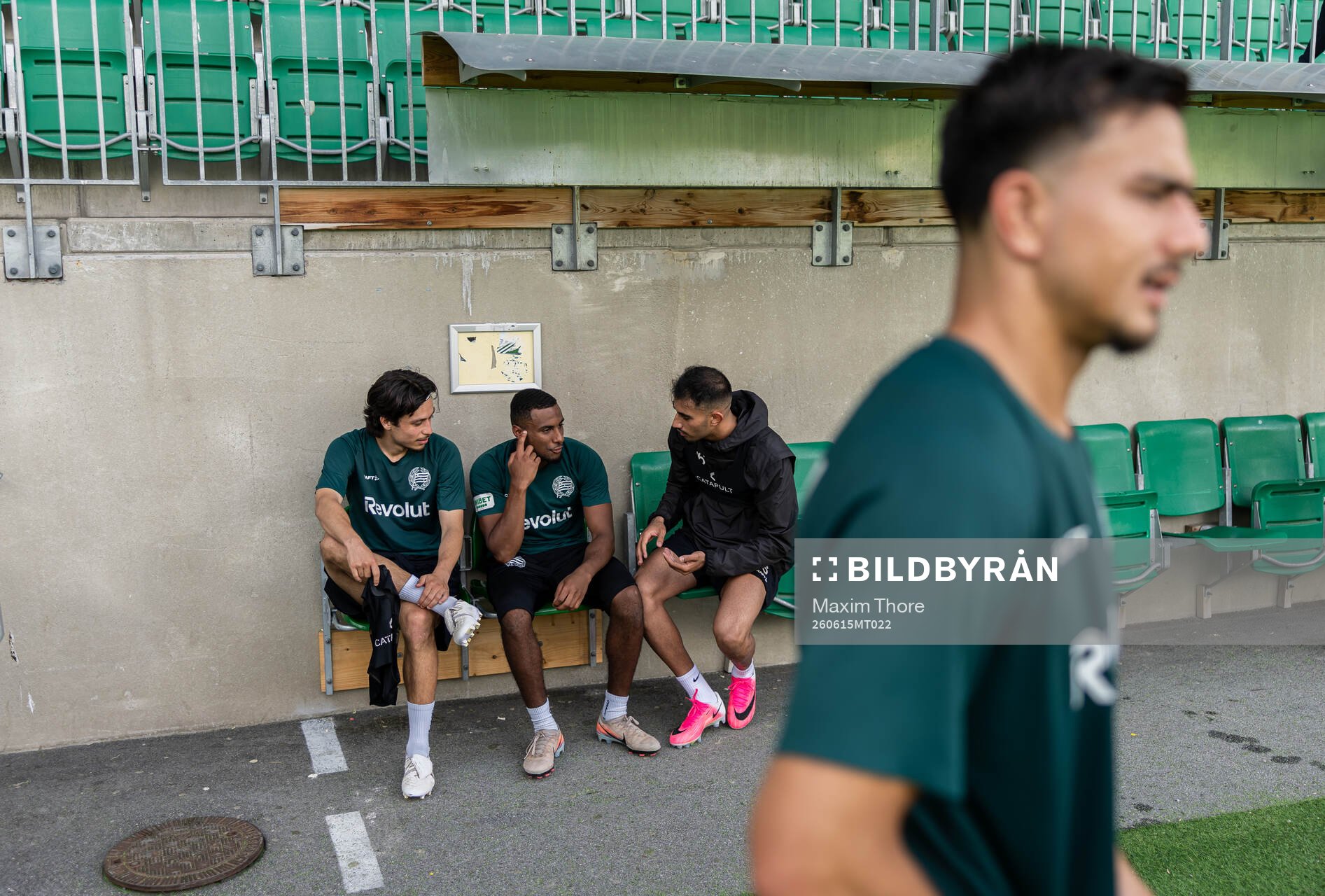Paulos Abraham och Motander Madjed framför Jusef Erabi