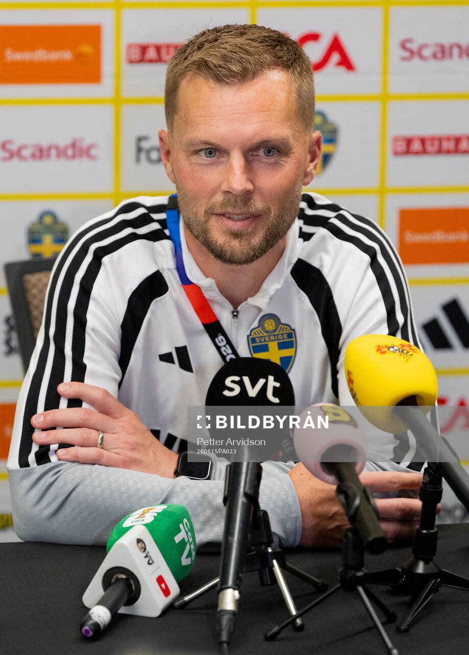 Assistant coach Sebastian Larsson of the Swedish men's