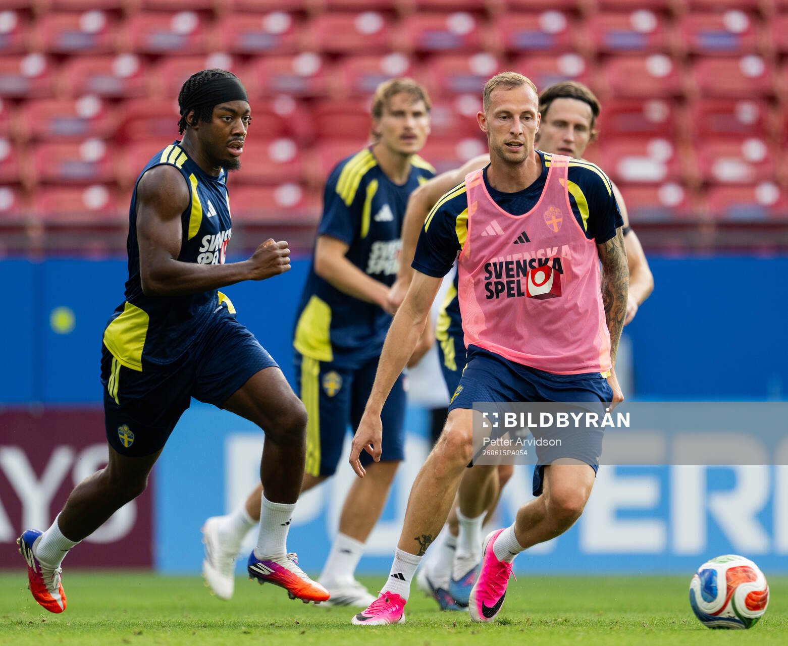Anthony Elanga and Gustaf Nilsson of the Swedish national