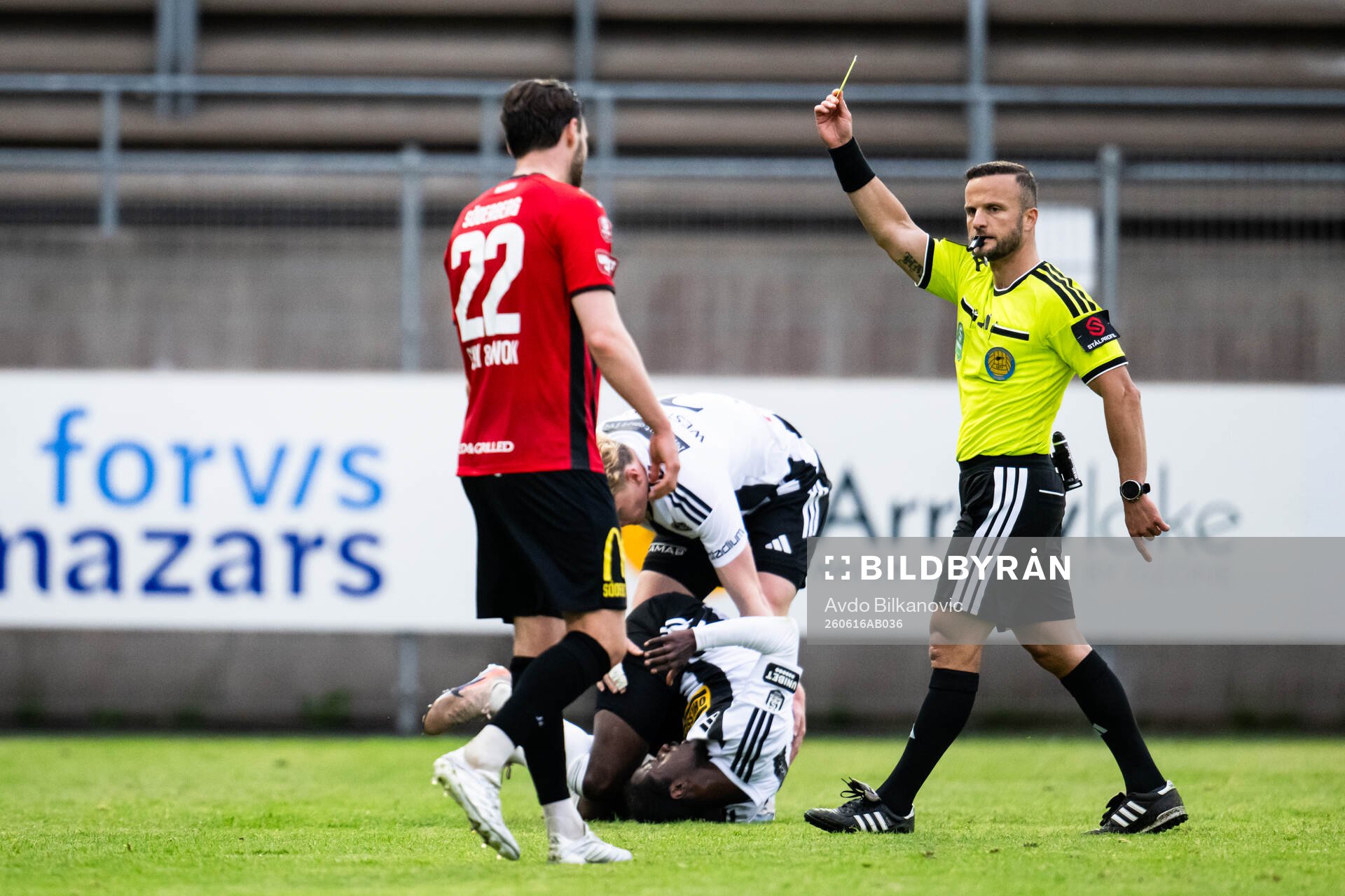 Nordic Uniteds Aziz Harabi får gult kort