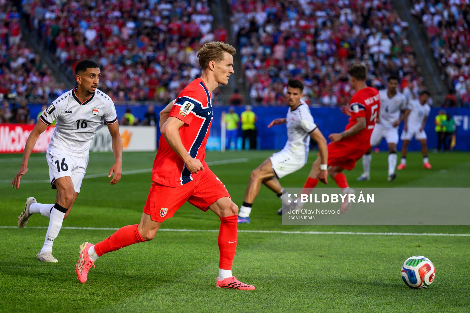 Amir Alammari of Iraq and Martin Ødegaard of Norway