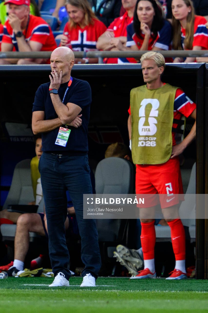 Head coach Ståle Solbakken and Morten Thorsby of Norway