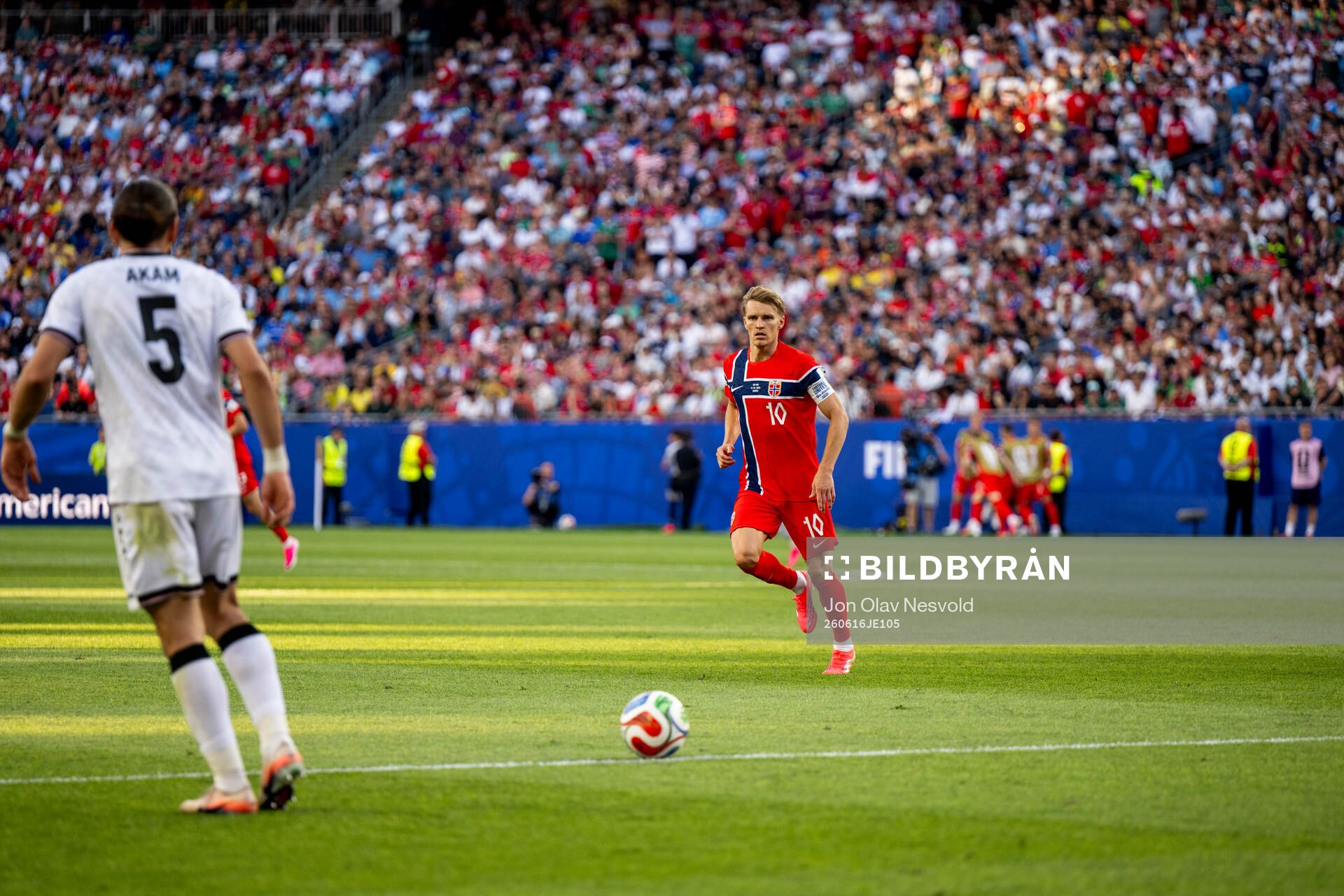 Akam Hashim Rahman of Iraq and Martin Ødegaard of Norway