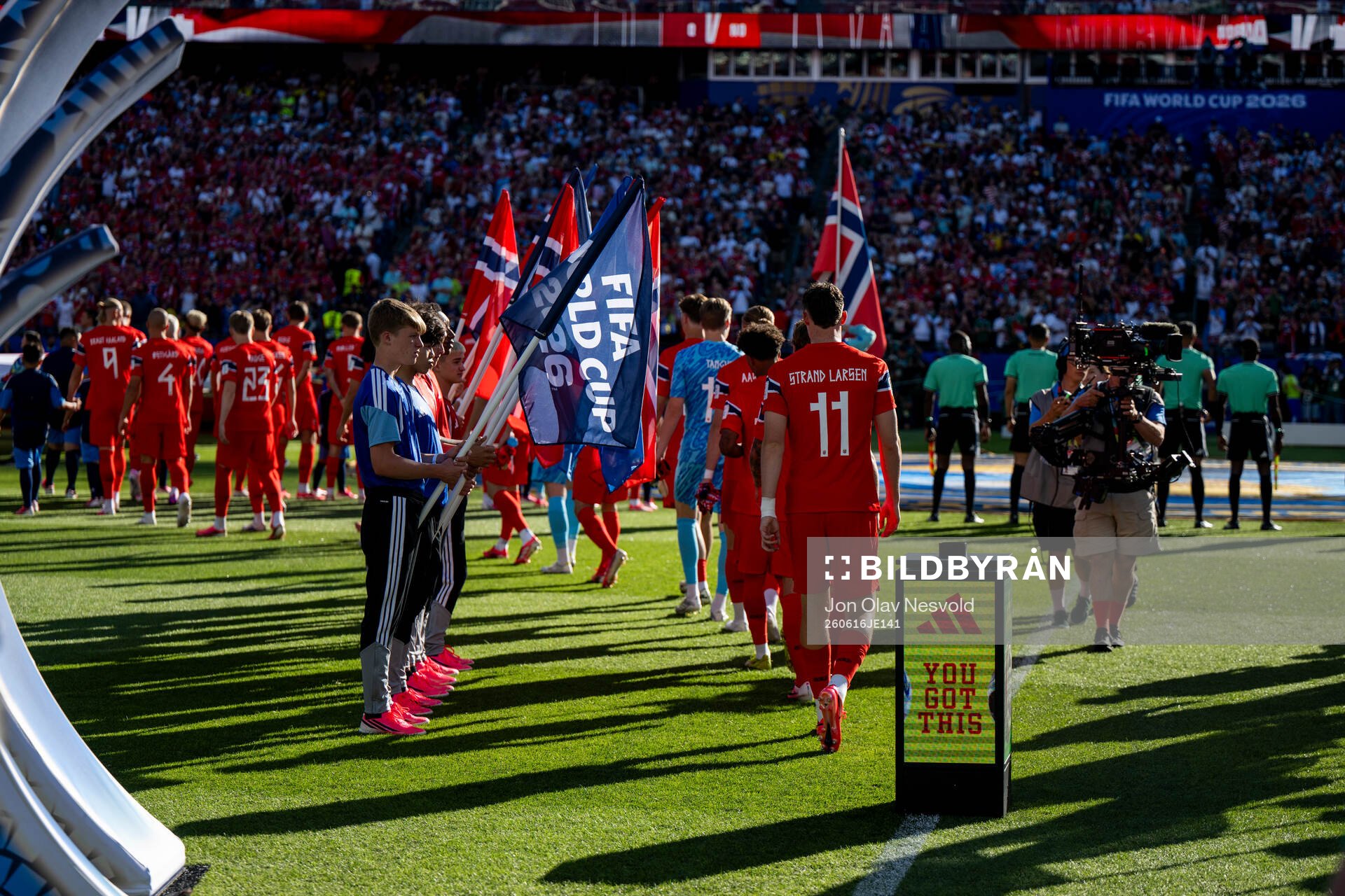 Jørgen Strand Larsen and the players of Norway enter the