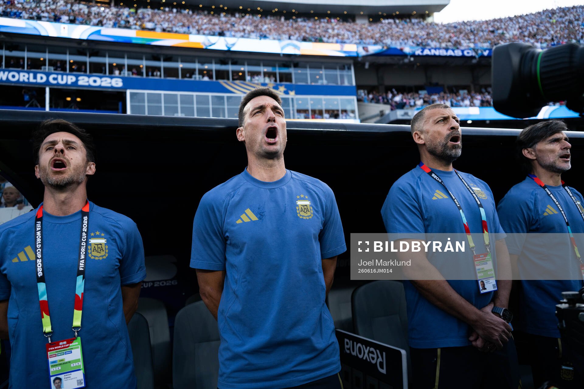 Head coach Lionel Sebastián Scaloni of Argentina sings the