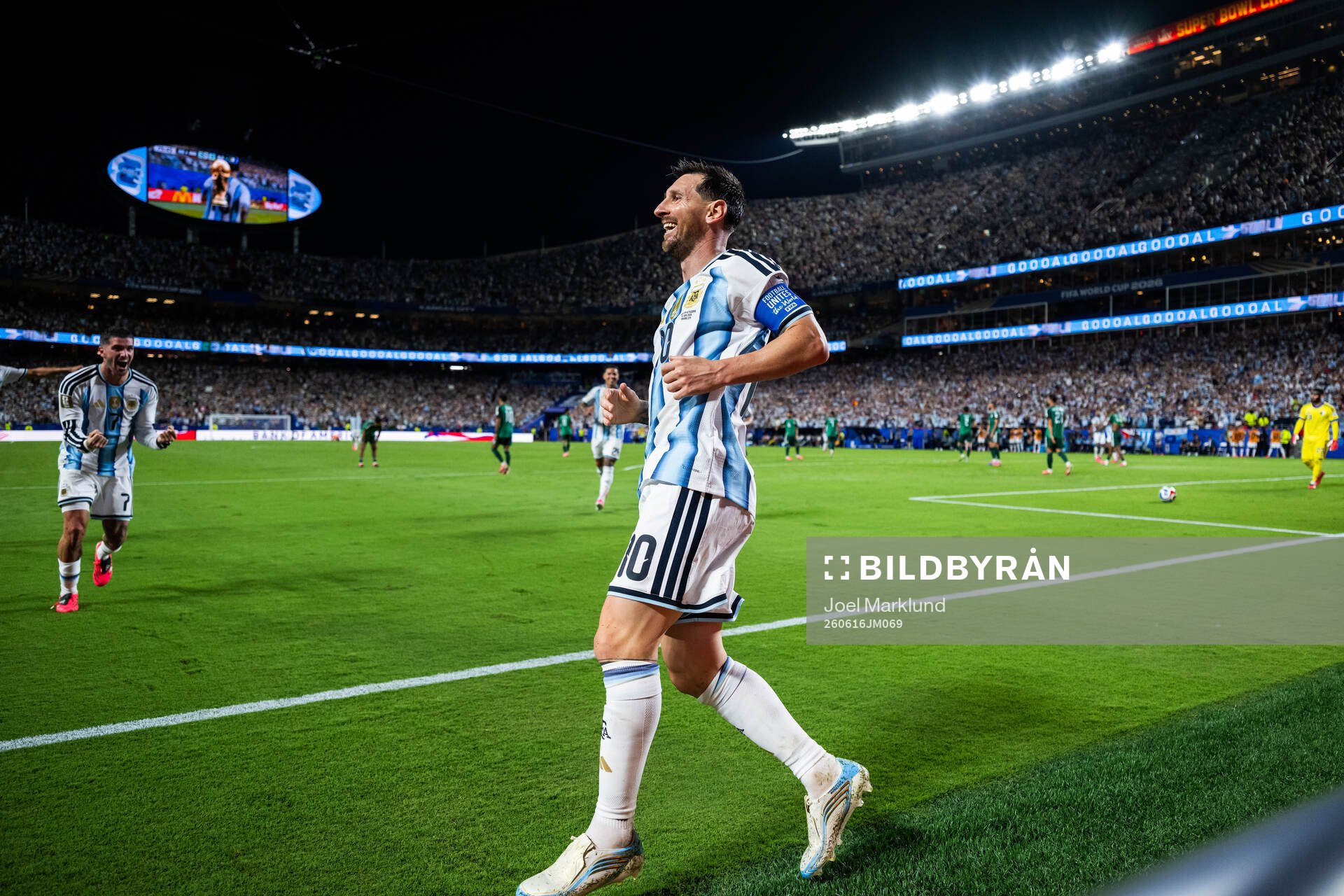 Lionel Messi and Rodrigo De Paul of Argentina celebrate