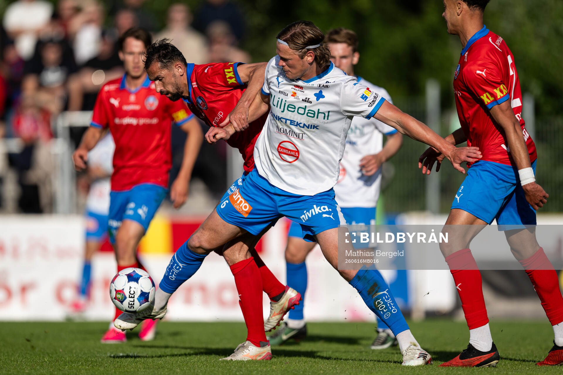 Helsingborgs Loret Sadiku och IFK Värnamos Hugo Andersson