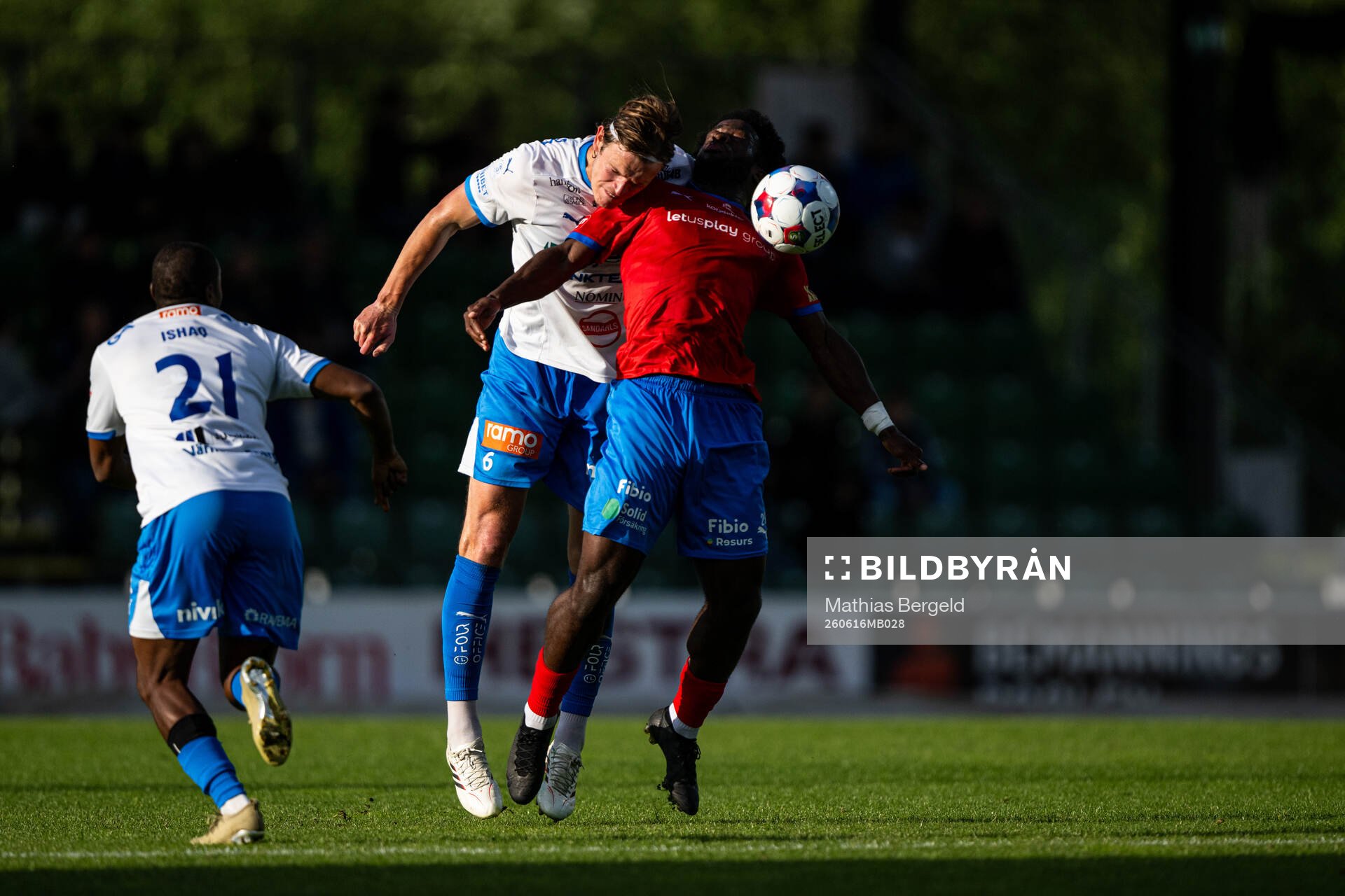 IFK Värnamos Hugo Andersson och Helsingborgs Kevin Nyarko