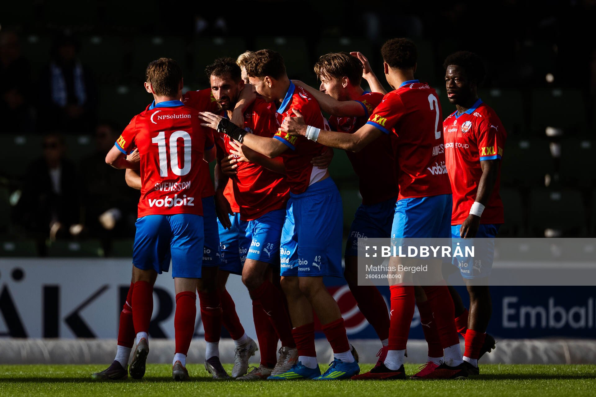 Helsingborgs Loret Sadiku jublar med lagkamrater