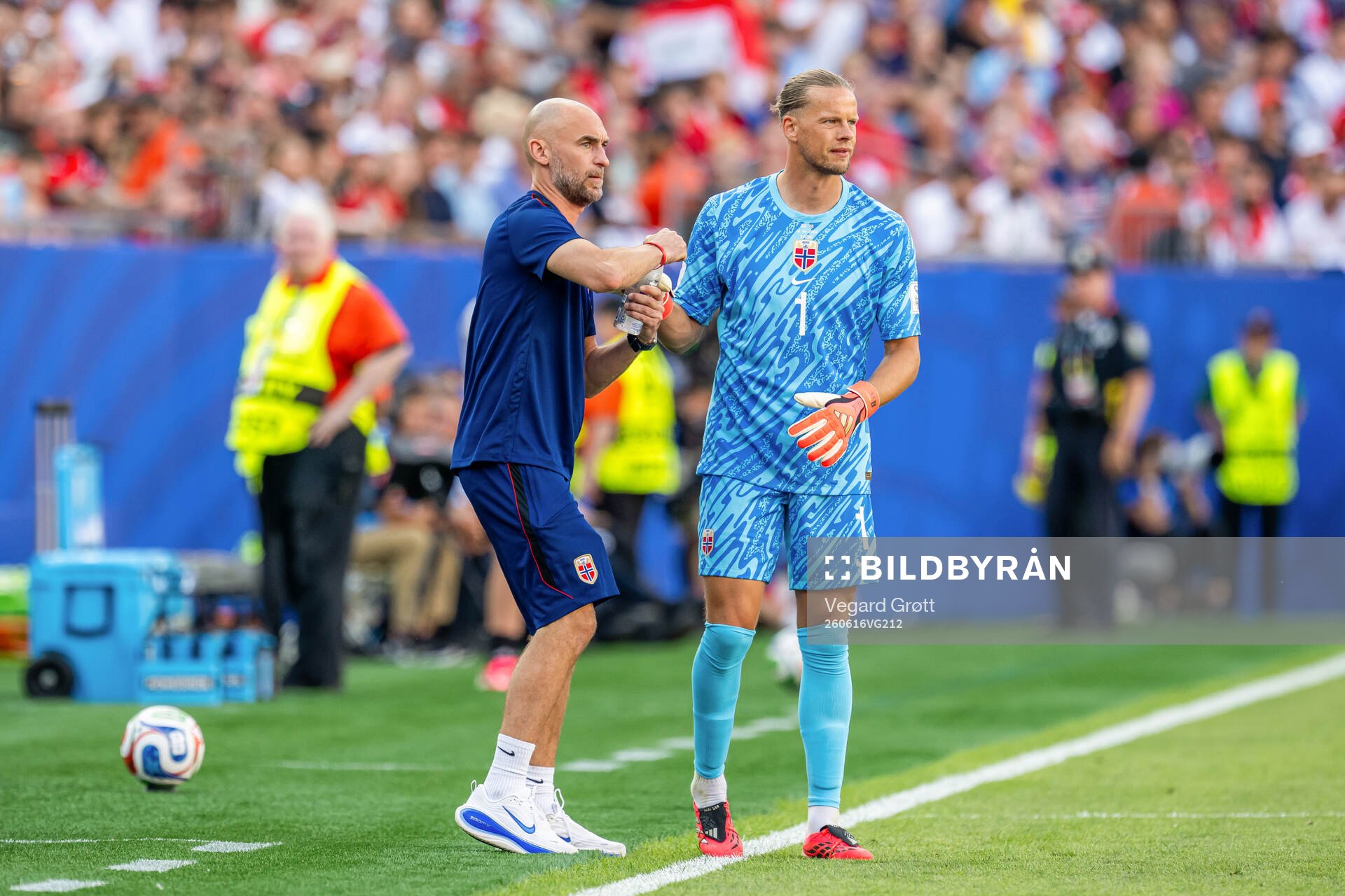 Sigurd Ertsås, kit manager, and goalkeeper Ørjan Nyland
