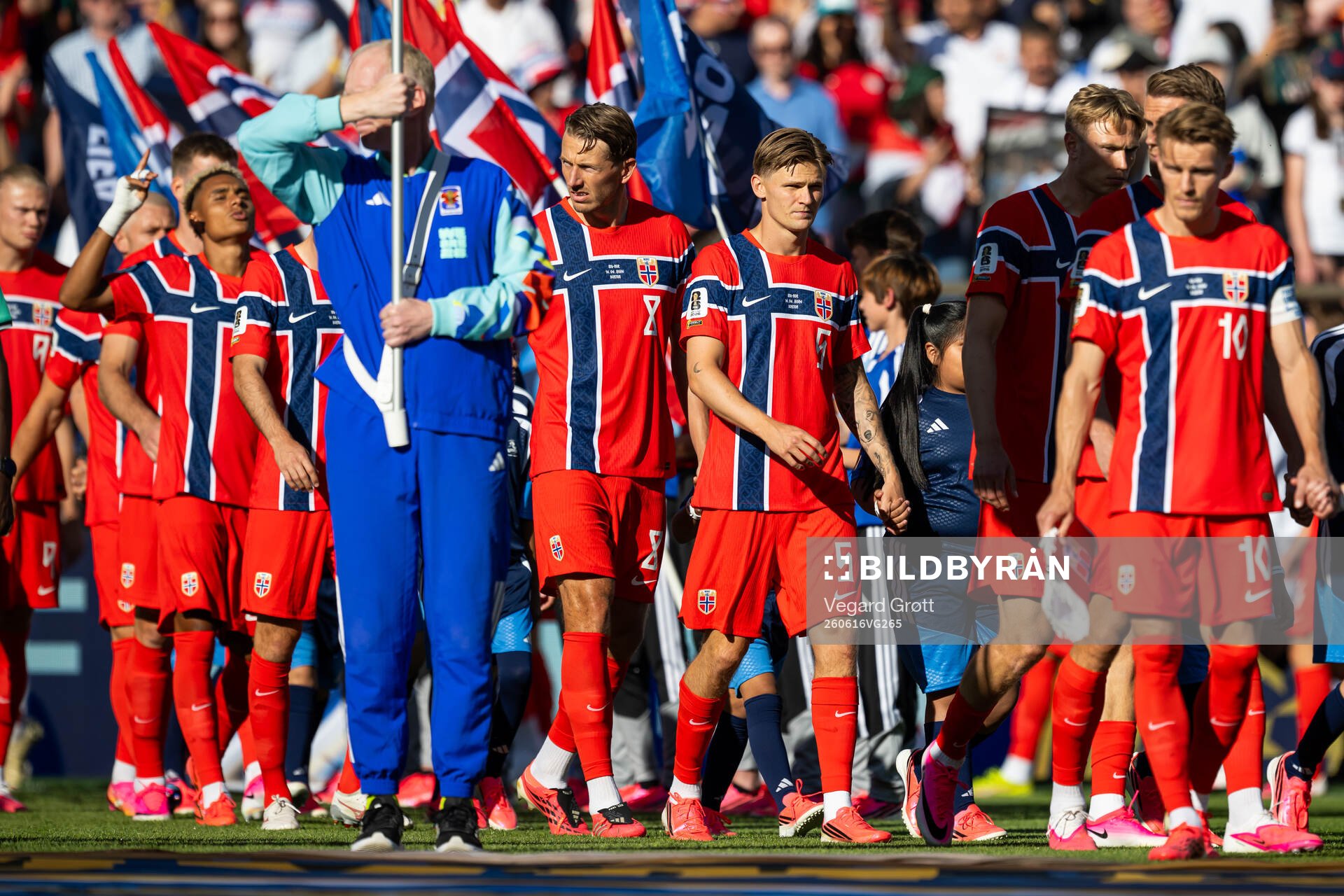 Sander Berge, David Møller Wolfe and players of Norway