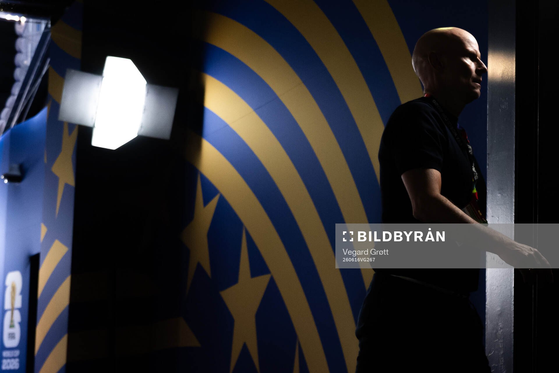 Head coach Ståle Solbakken of Norway at half-time