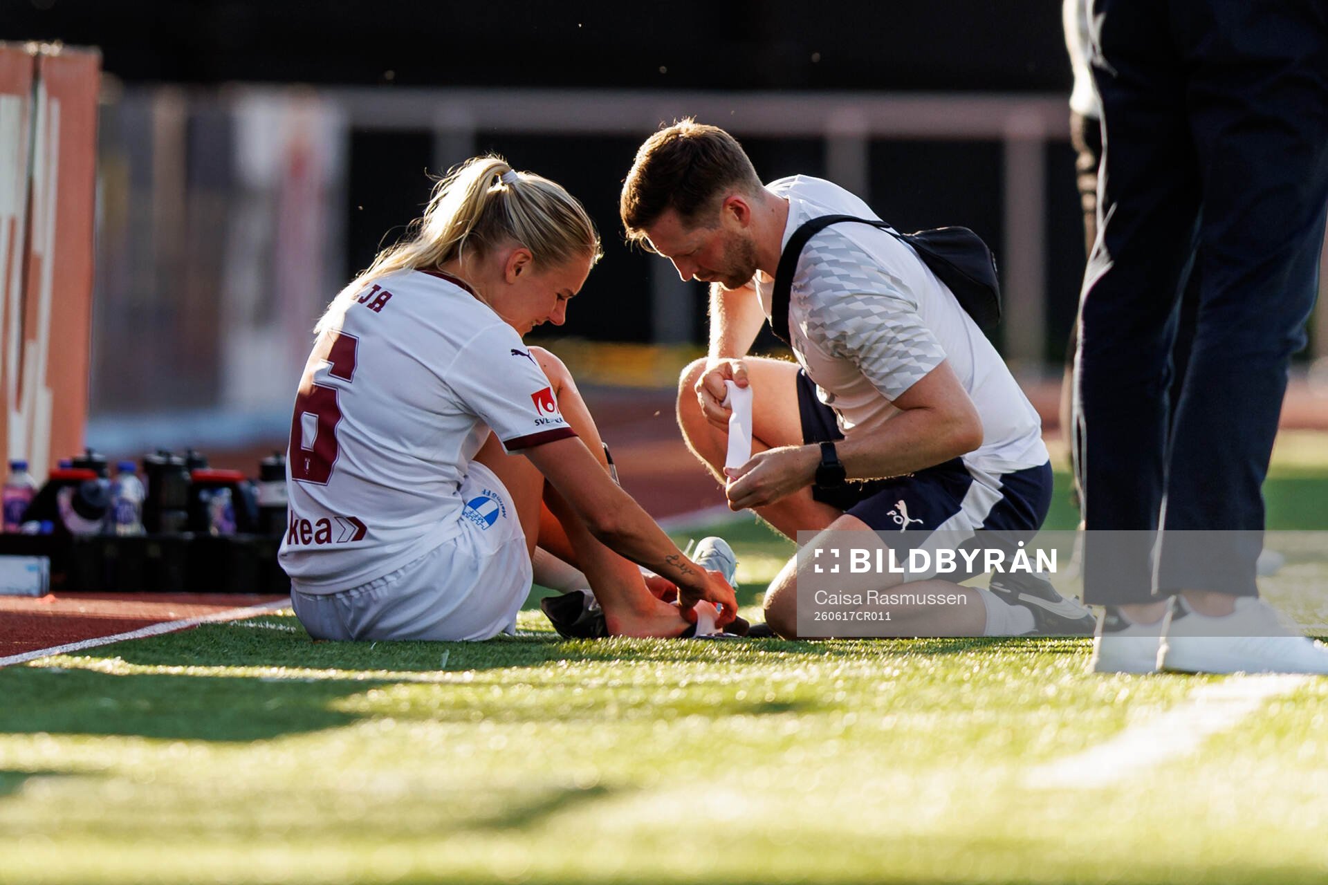 Malmö FFs Nellie Lilja får vård av medicinsk personal