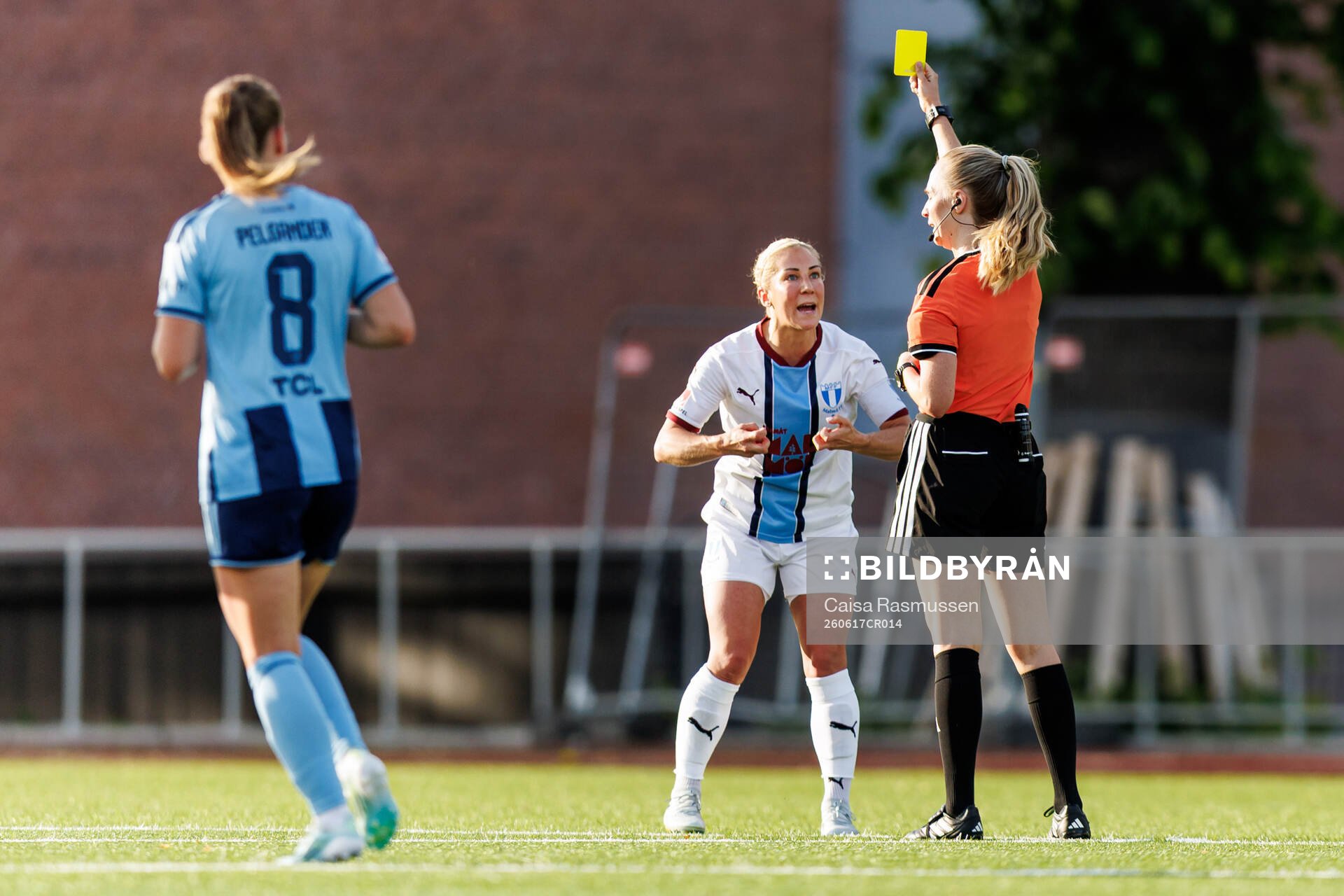 Malmö FFs Mia Persson tilldelas gult kort av domare Sofie