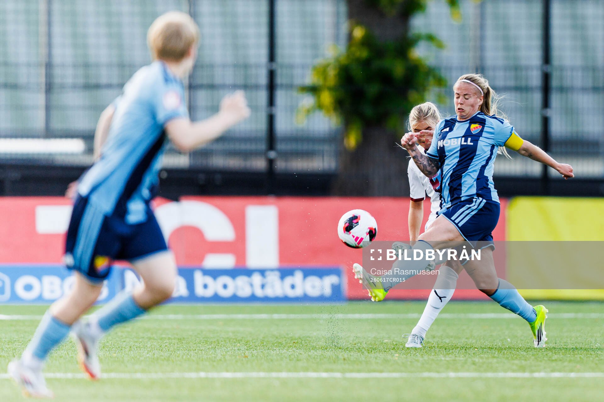 Malmö FFs Ellen Löfqvist och Djurgårdens Therese Åsland