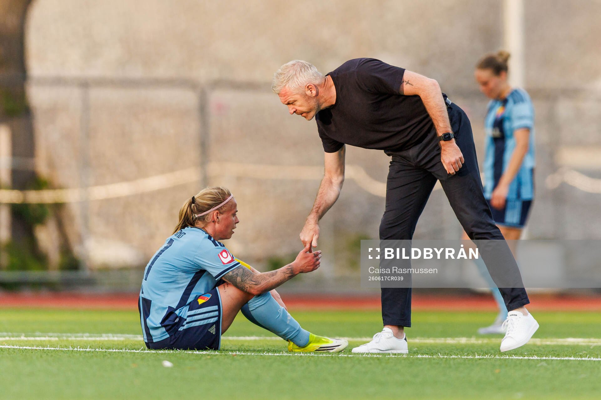 Djurgårdens Therese Åsland och tränare Willie Kirk deppar
