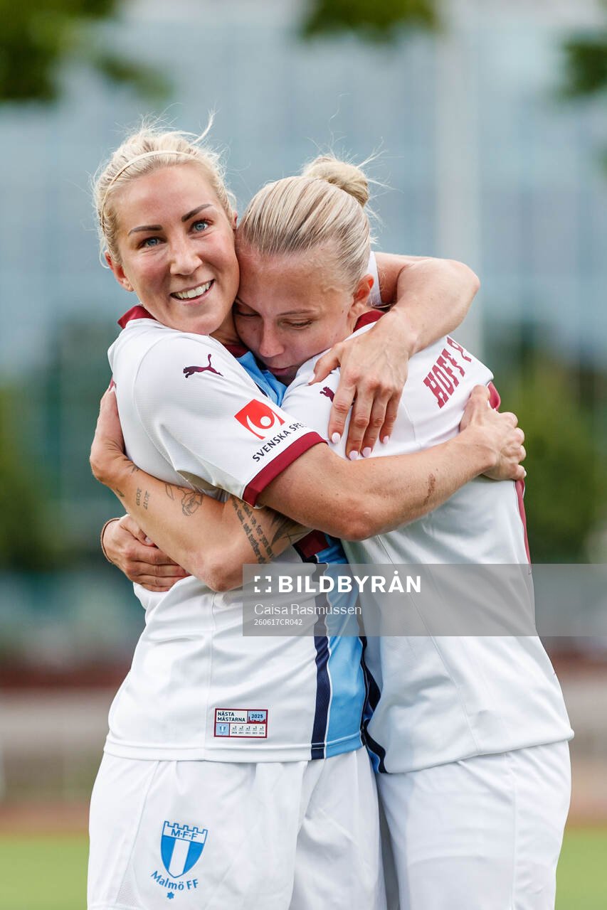 Malmö FFs Mia Persson och Nathalie Hoff Persson jublar