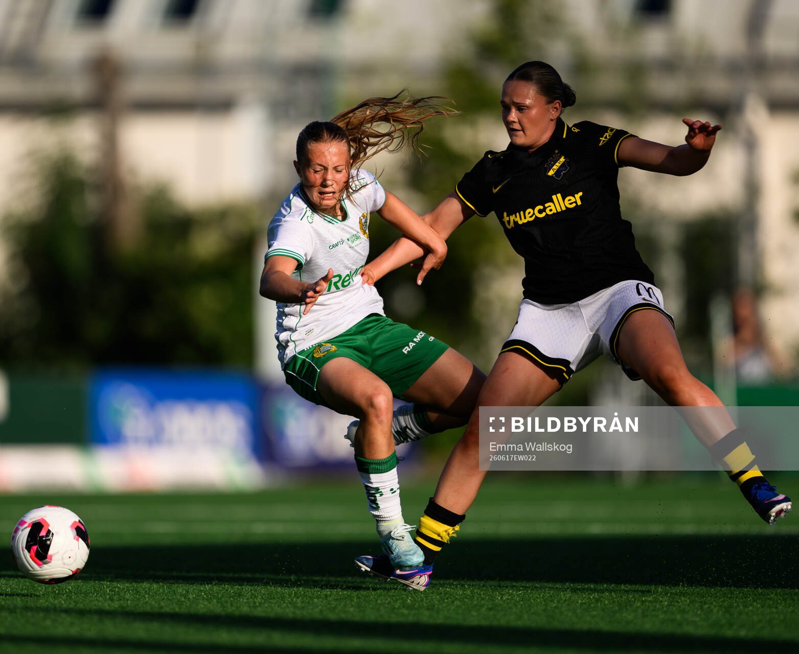 Hammarbys Fanny Peterson och AIKs Ellie Junetoft