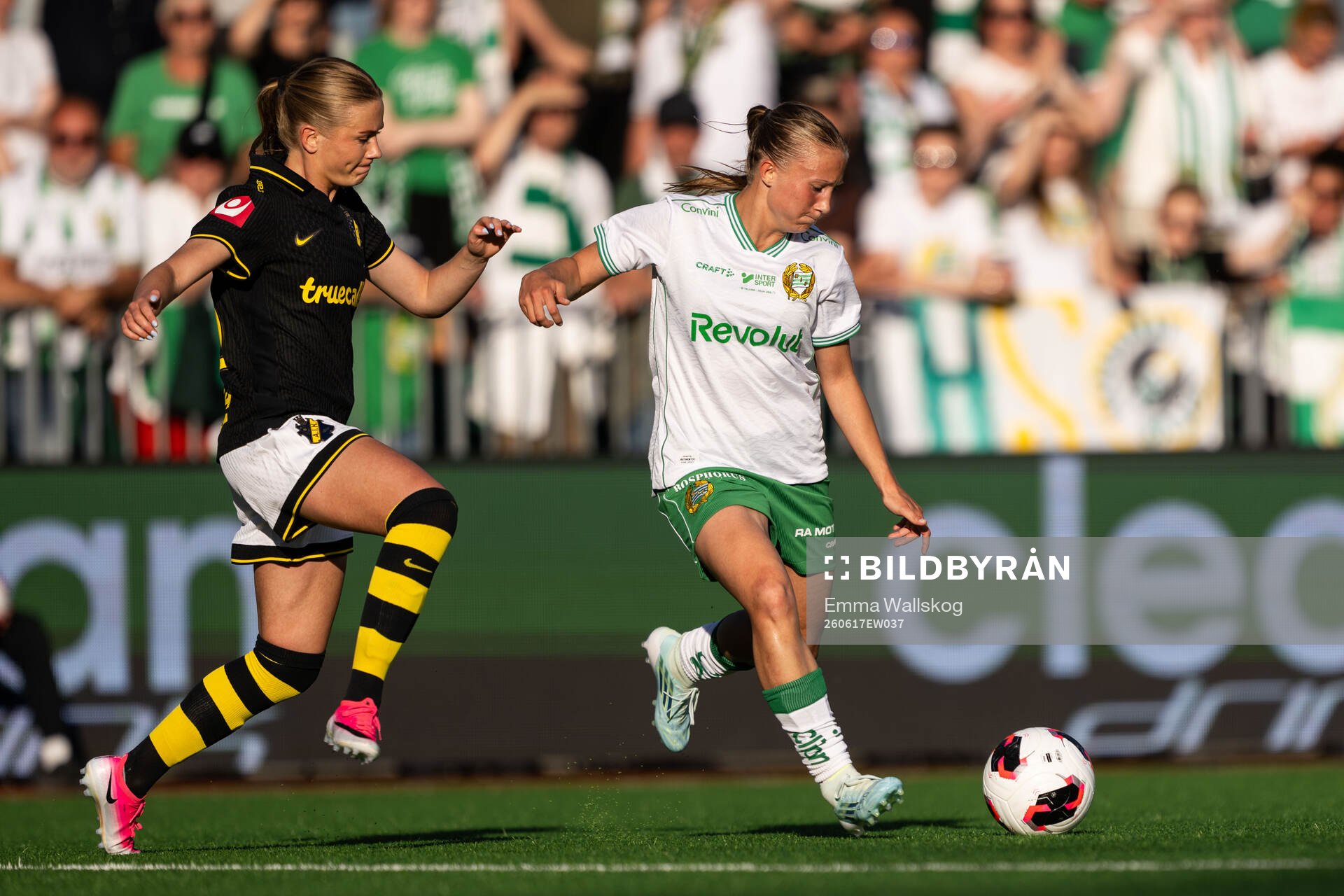 AIKs Olivia Lindstedt och Hammarbys Fanny Peterson